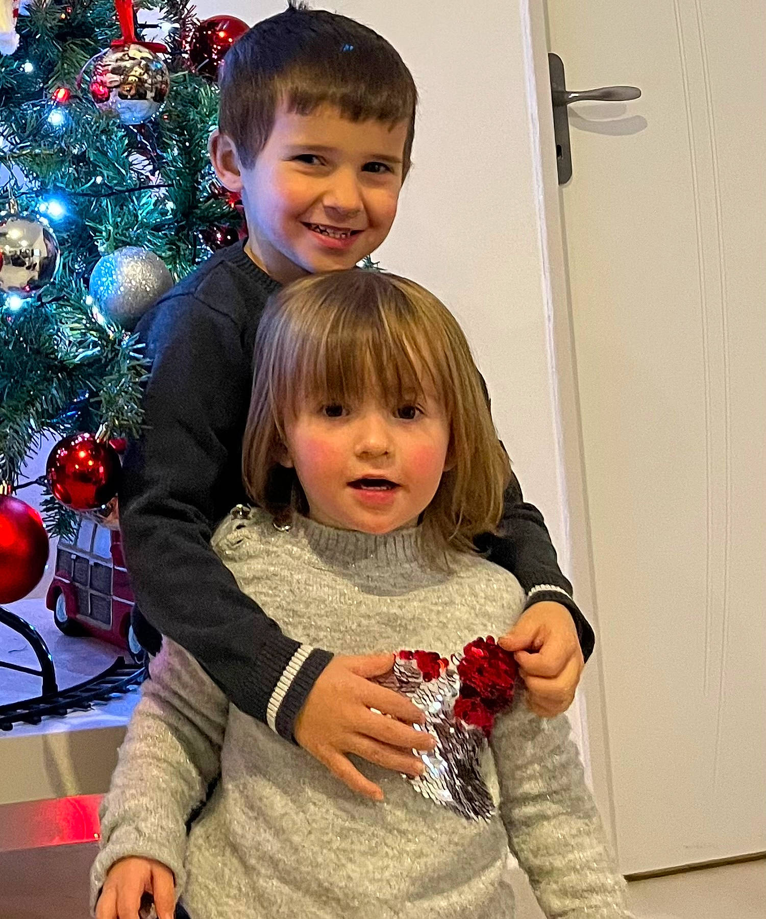 Ilan participe au concours pour gagner de l'argent avec cette photo : beauty, child, christmas_ornament, christmas_tree, eye, face, facial_expression, fun, gesture, hair, hairstyle, happy, head, holiday_ornament, iris, joy, ornament, person, sleeve, smile