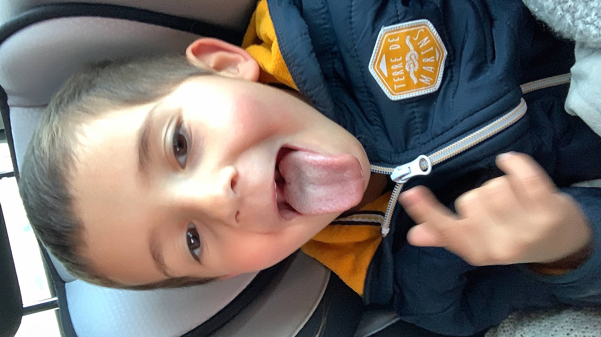 Ilan a rejoint le concours — aidez-le/la à gagner de superbes lots ! cheek, ear, eye, eyebrow, eyelash, finger, gesture, hairstyle, hand, headgear, jaw, lip, mammal, mouth, neck, nose, person, skin, smile, vertebrate