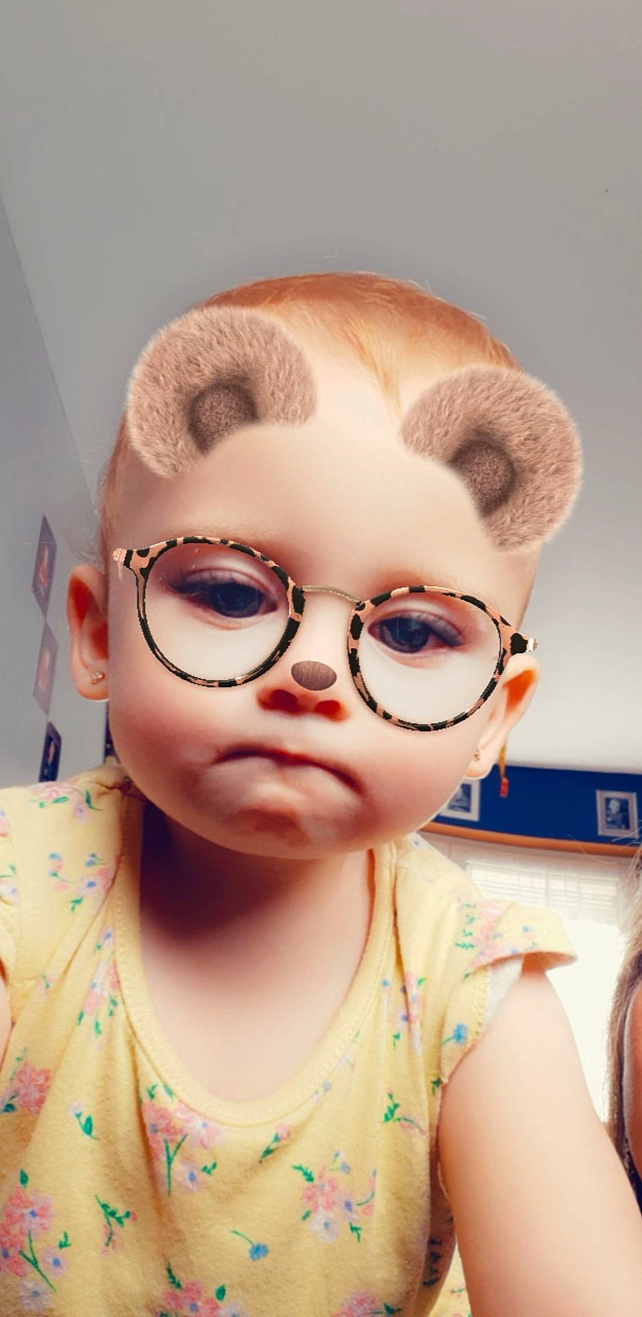 Manon participe au concours pour gagner de l'argent avec cette photo : brown_hair, cheek, cool, ear, eye, eyebrow, eyelash, eyewear, face, forehead, glasses, hair, hair_coloring, hairstyle, head, lip, nose, person, selfie, smile