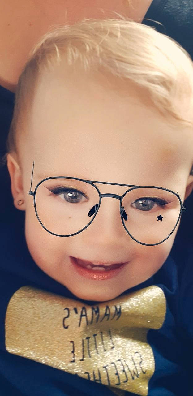Manon participe au concours pour gagner de l'argent avec cette photo : cheek, child, chin, close_up, cool, eye, eyebrow, eyewear, face, facial_expression, forehead, glasses, hair, head, lip, mouth, nose, person, selfie, skin