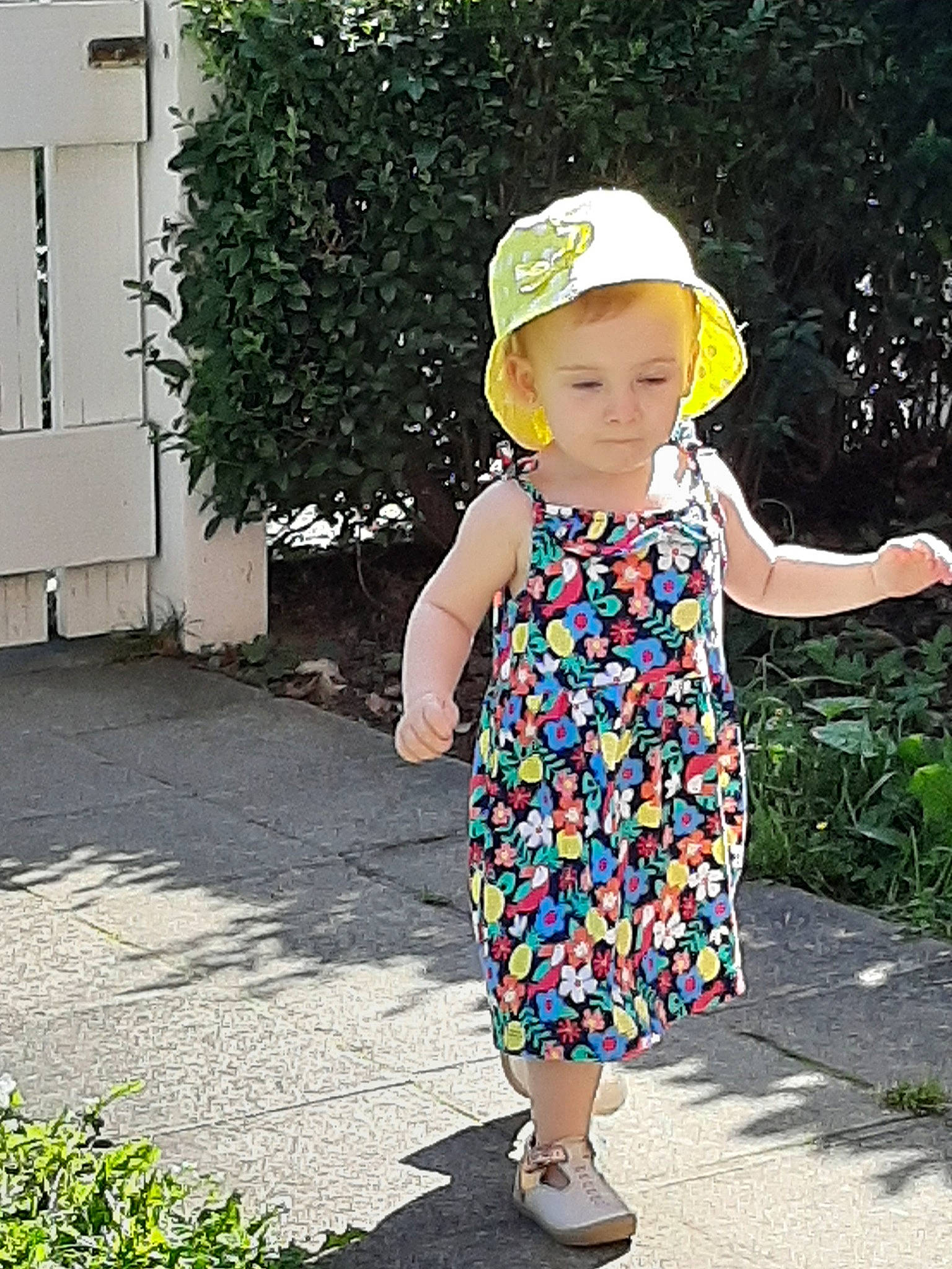 Manon a rejoint le concours — aidez-le/la à gagner de superbes lots ! child, clothing, dress, hat, headgear, pattern, person, play, summer, sun_hat, toddler, yellow