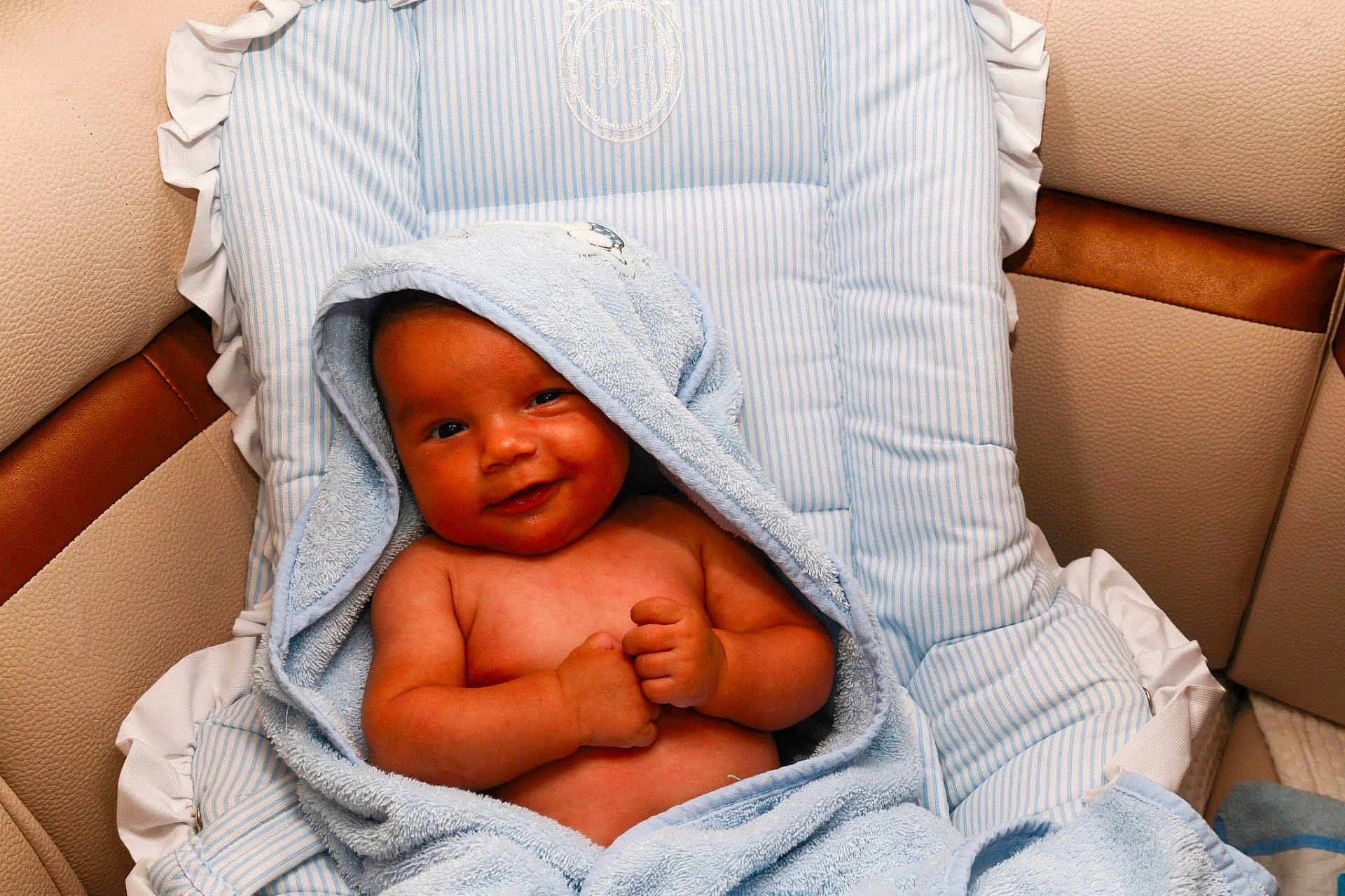 Ravy a rejoint le concours — aidez-le/la à gagner de superbes lots ! baby, smiling, towel, blue_towel, hooded_towel, infant, cushion, striped, seat, upholstery, comfortable, relaxed, skin, baby_skin, baby_face, baby_hands, indoors, portrait, child, cute