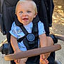 Dario a rejoint le concours — aidez-le/la à gagner de superbes lots ! baby, child, stroller, harness, smiling, blue_eyes, short_blonde_hair, white_shirt, outdoor, sunlight, sitting, foot, hand, black_fabric, safety_bar, wheel, toddler, cute, happy, person