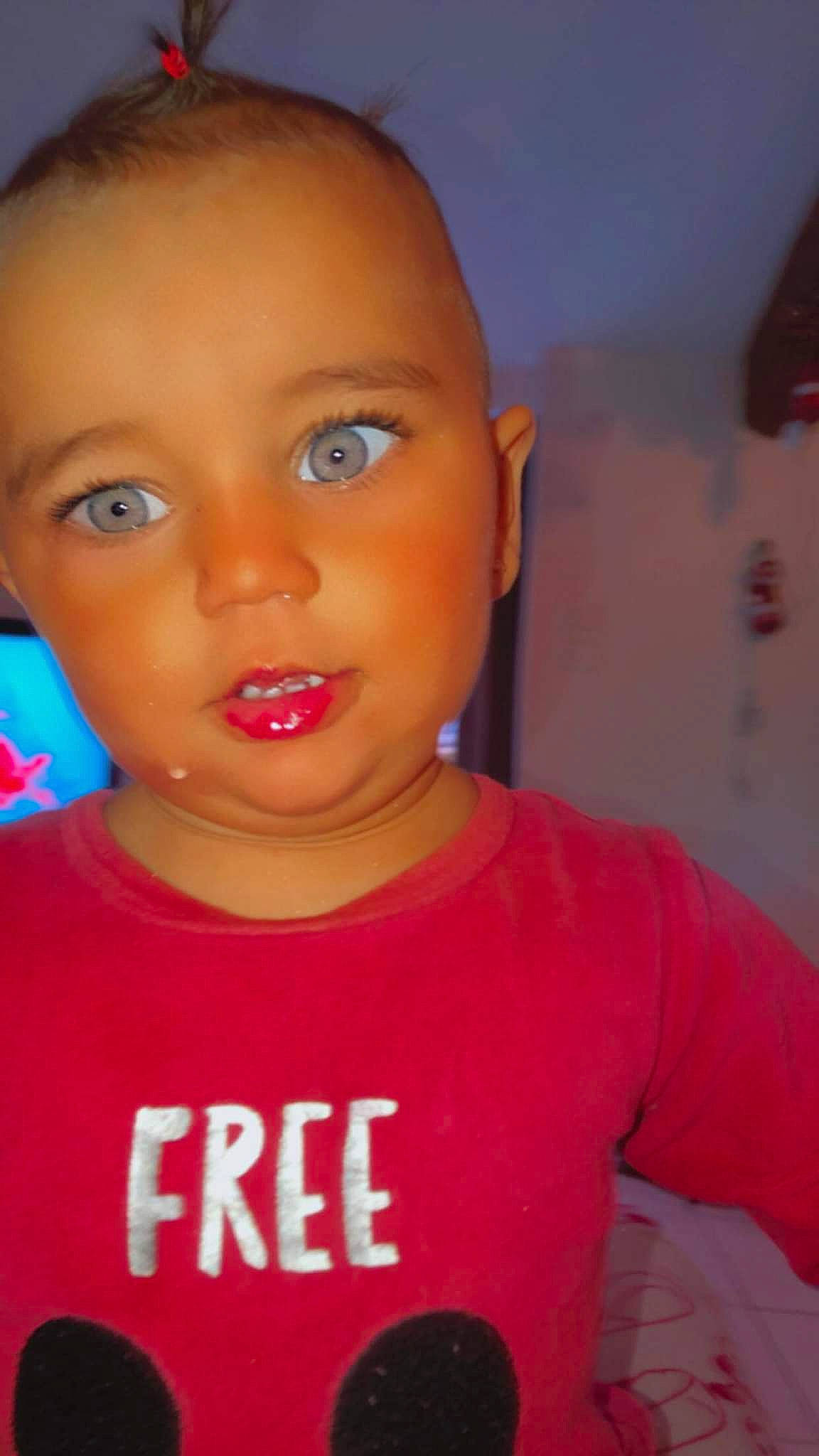 Ange a rejoint le concours — aidez-le/la à gagner de superbes lots ! arm, black_hair, cheek, chest, ear, eyebrow, eyelash, forehead, fun, happy, iris, jaw, lip, mouth, neck, nose, person, skin, sleeve, smile