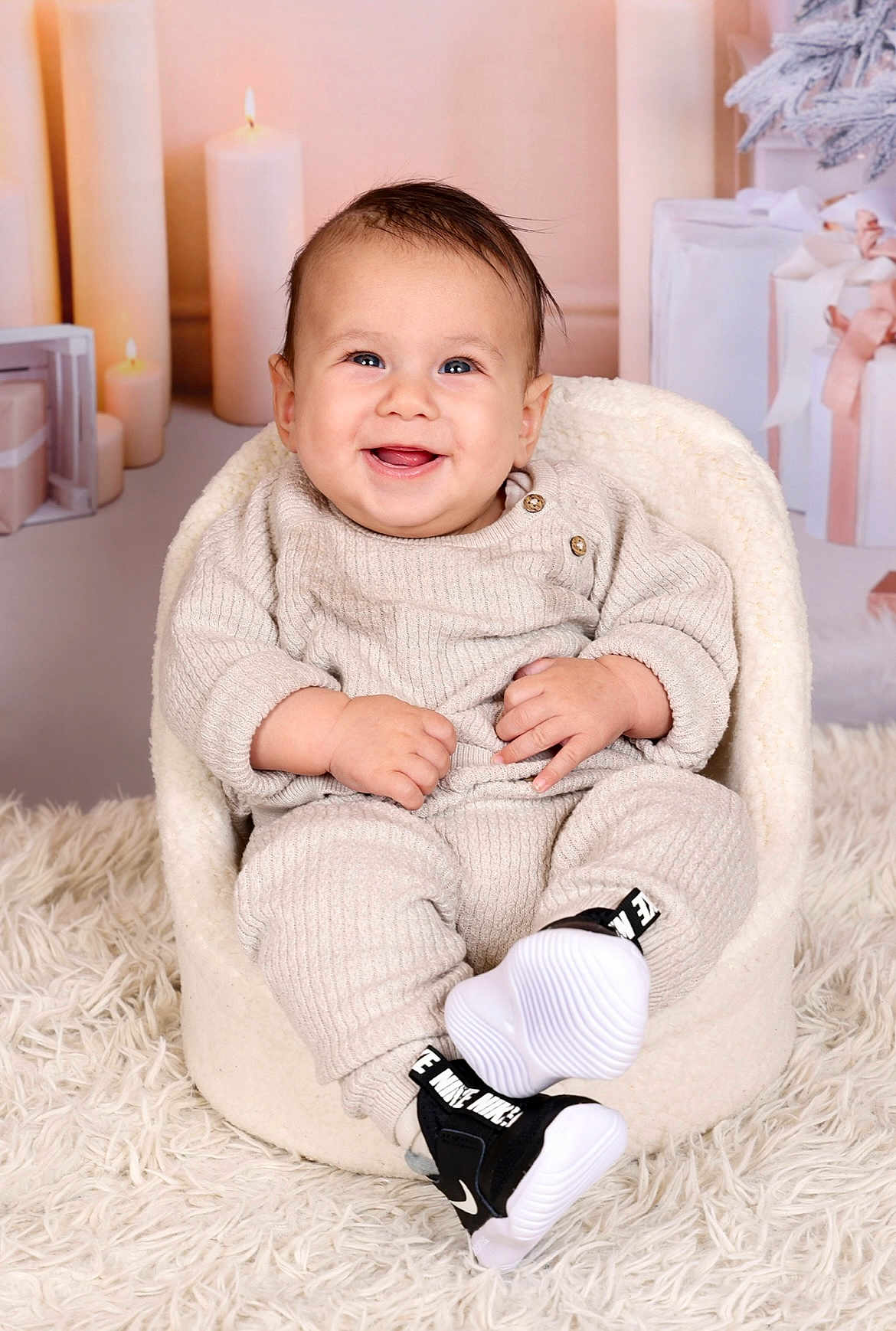 Naïm participe au concours pour gagner de l'argent avec cette photo : baby, child, smiling, knitwear, shoes, nike, chair, fluffy_rug, candles, gift_boxes, indoors, portrait, cute, happy, cozy, infant, sitting, fashion, warm, soft_lighting