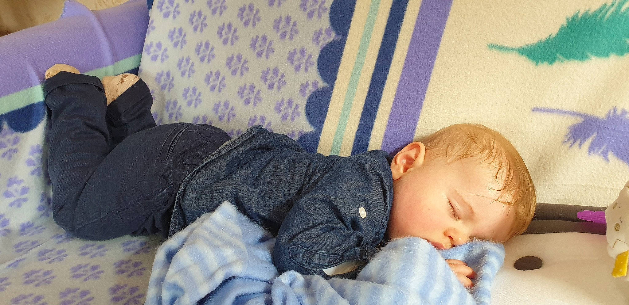 Diego participe au concours pour gagner de l'argent avec cette photo : baby, baby_sleeping, baby_toddler_clothing, child, comfort, electric_blue, foot, human_leg, knee, linens, nap, pattern, person, room, sitting, sleep, sleeve, sock, textile, thigh