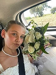 Caroline a rejoint le concours — aidez-le/la à gagner de superbes lots ! bouquet, bridal_accessory, bridal_clothing, bride, event, fashion_accessory, floral_design, floristry, flower, flower_arranging, formal_wear, gown, happy, jewellery, person, petal, plant, rose, rose_family, wedding_dress