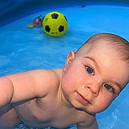 Marius participe au concours pour gagner de l'argent avec cette photo : baby, child, water, pool, inflatable_pool, toy, ball, blue_eyes, skin, hand, summer, outdoor, play, splash, cute, young_child, infant, swimming, reaching, fun