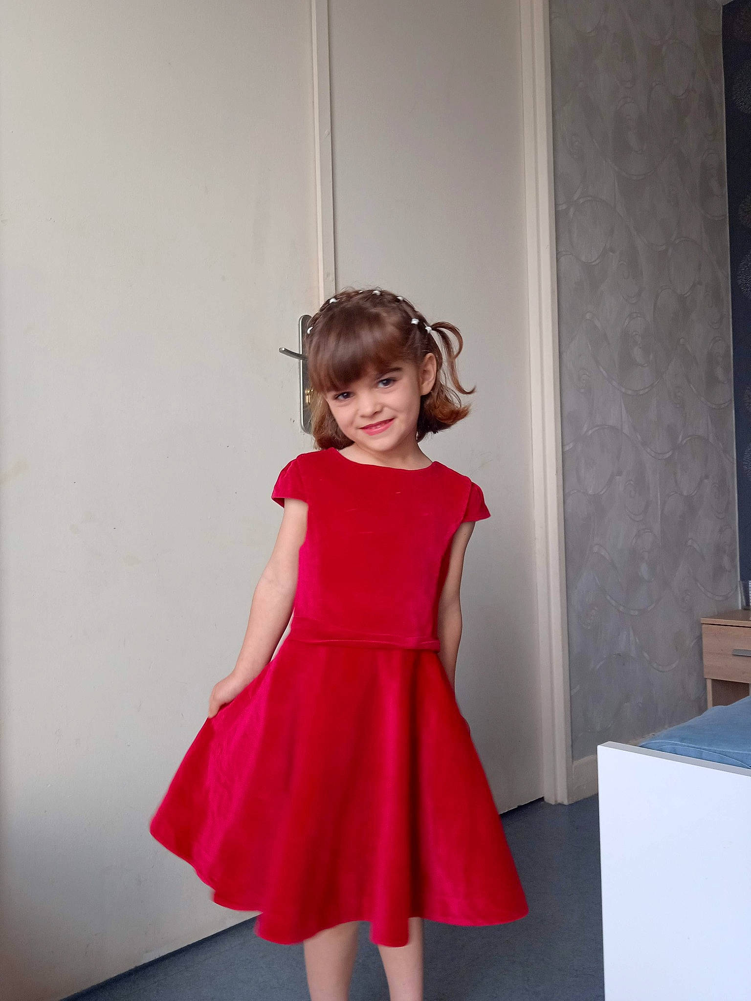 Prayla a rejoint le concours — aidez-le/la à gagner de superbes lots ! baby_toddler_clothing, day_dress, door, dress, embellishment, face, fashion_design, formal_wear, happy, joy, leg, magenta, one_piece_garment, pattern, person, pink, purple, shoulder, sleeve, smile