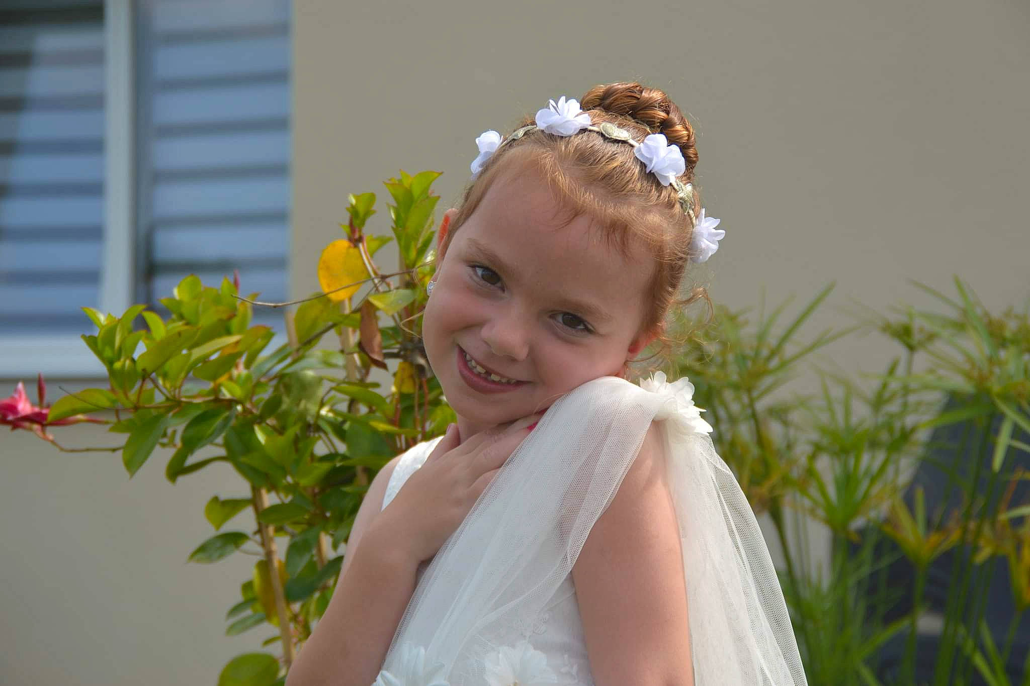 Chloé a rejoint le concours — aidez-le/la à gagner de superbes lots ! bridal_accessory, bridal_clothing, bridal_veil, dress, facial_expression, flash_photography, gown, hair, hairstyle, happy, headgear, headpiece, iris, joy, person, petal, plant, smile, summer, wedding_ceremony_supply