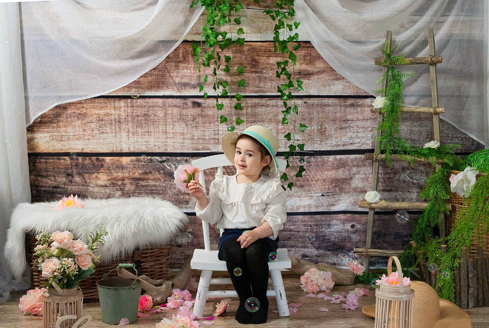 Jade a rejoint le concours — aidez-le/la à gagner de superbes lots ! child, event, fashion_accessory, floral_design, flowerpot, garden, grass, green, happy, hat, leisure, person, photograph, plant, sitting, snapshot, spring, toddler, tradition, white
