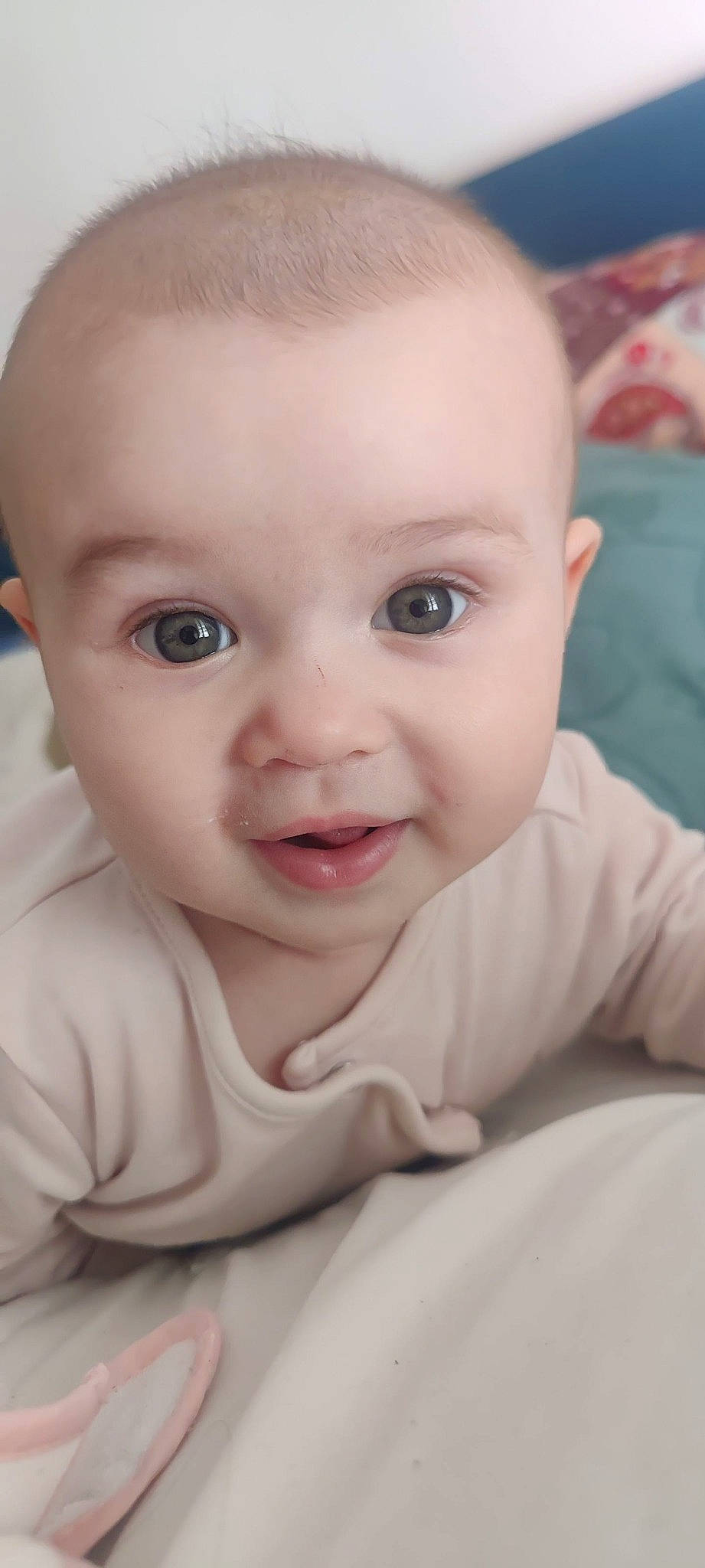 Elia a rejoint le concours — aidez-le/la à gagner de superbes lots ! baby, baby_toddler_clothing, cheek, chin, comfort, ear, eyebrow, eyelash, flash_photography, happy, human_body, iris, lip, mouth, nose, person, product, skin, sleeve, smile