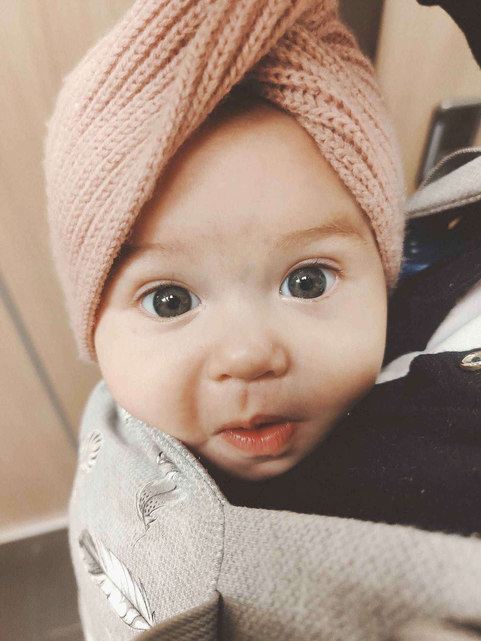 Elia participe au concours pour gagner de l'argent avec cette photo : baby, cap, cheek, child, chin, close_up, comfort, eyebrow, headgear, knit_cap, lip, nose, outerwear, person, skin, sleeve, smile, textile, toddler, wool
