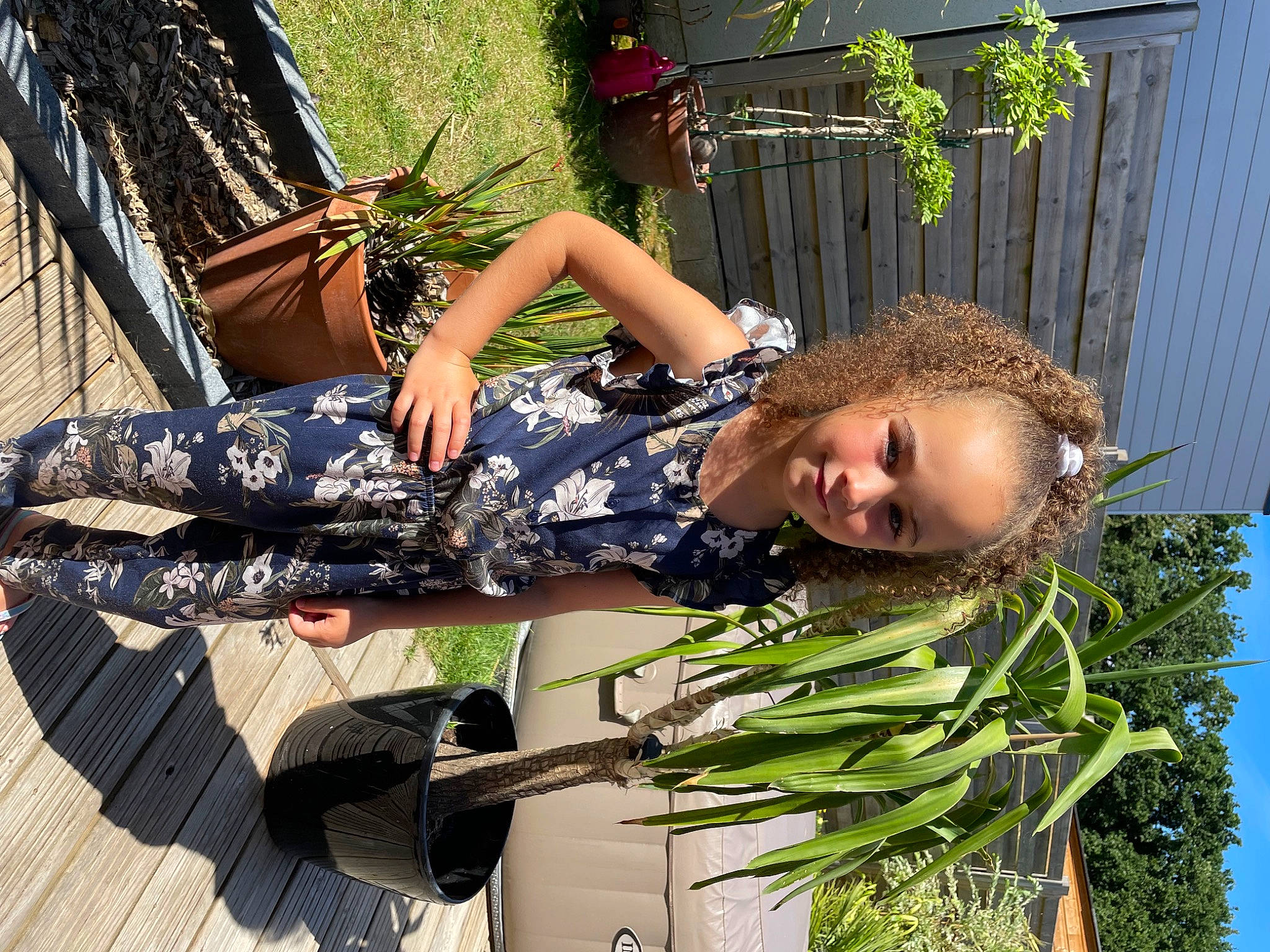 Naïa participe au concours pour gagner de l'argent avec cette photo : branch, floral_design, fun, garden, grass, grass_family, joy, leaf, leisure, outdoor_furniture, people_in_nature, person, plant, shrub, smile, thigh, tree, vacation, waist, wood