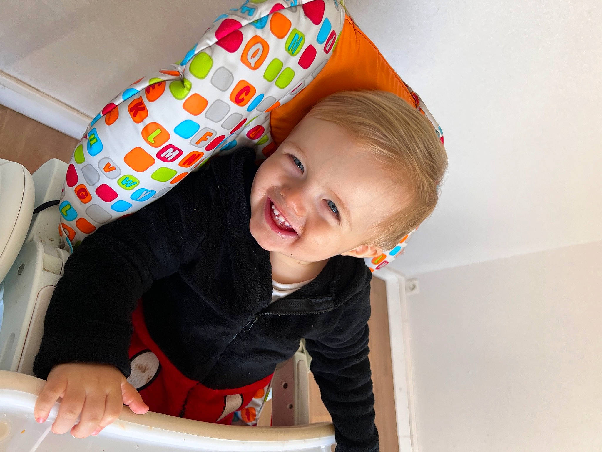 Gabyn participe au concours pour gagner de l'argent avec cette photo : baby, baby_laughing, baby_products, baby_toddler_clothing, child, comfort, event, fun, happy, joy, laugh, pattern, person, play, portrait_photography, room, sitting, sleeve, smile, toddler