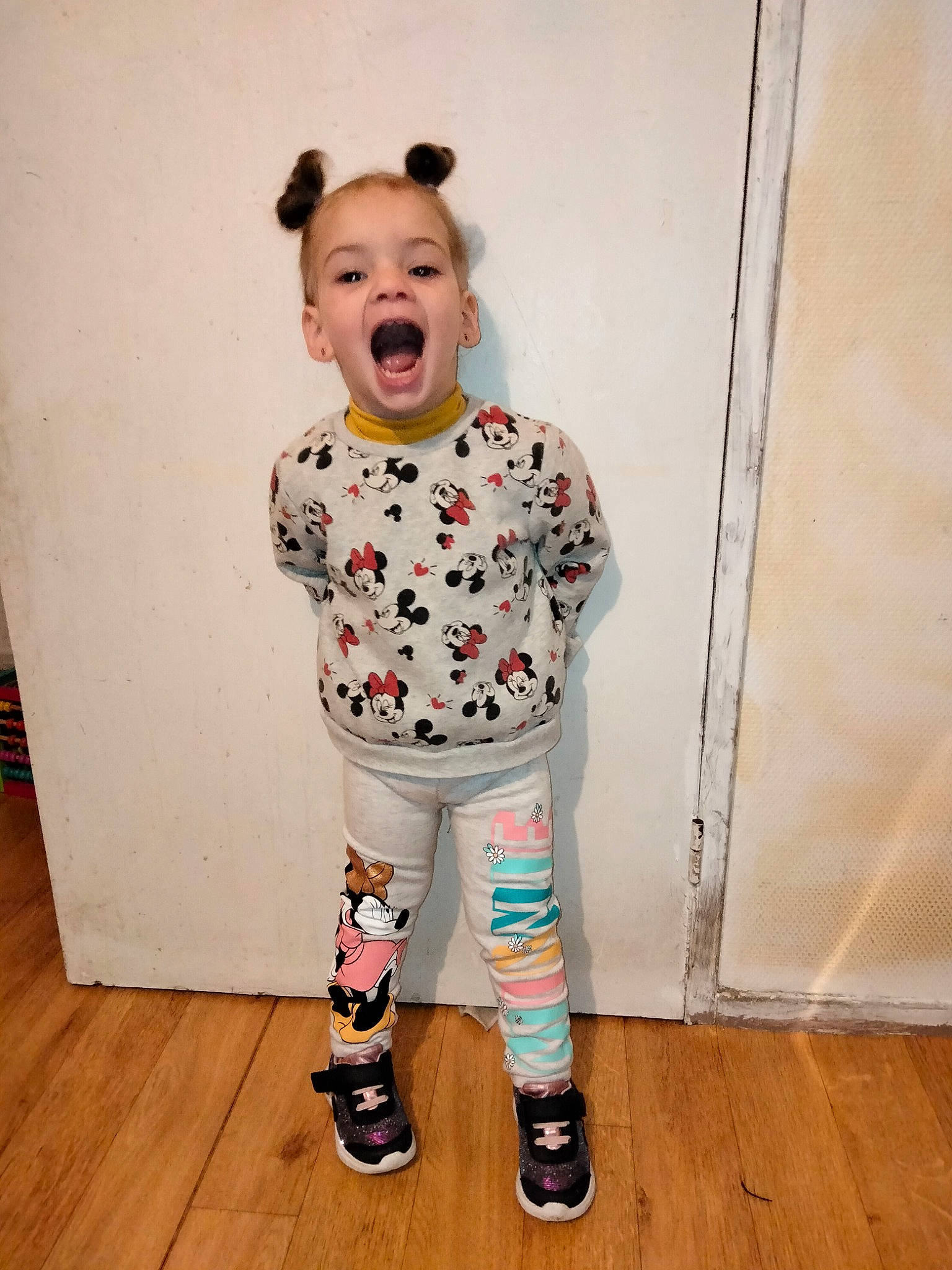 Myliana a rejoint le concours — aidez-le/la à gagner de superbes lots ! baby, baby_toddler_clothing, child, fashion_design, floor, flooring, happy, hardwood, laminate_flooring, orange, outerwear, pattern, person, pink, sleeve, smile, street_fashion, surprise, t_shirt, toddler