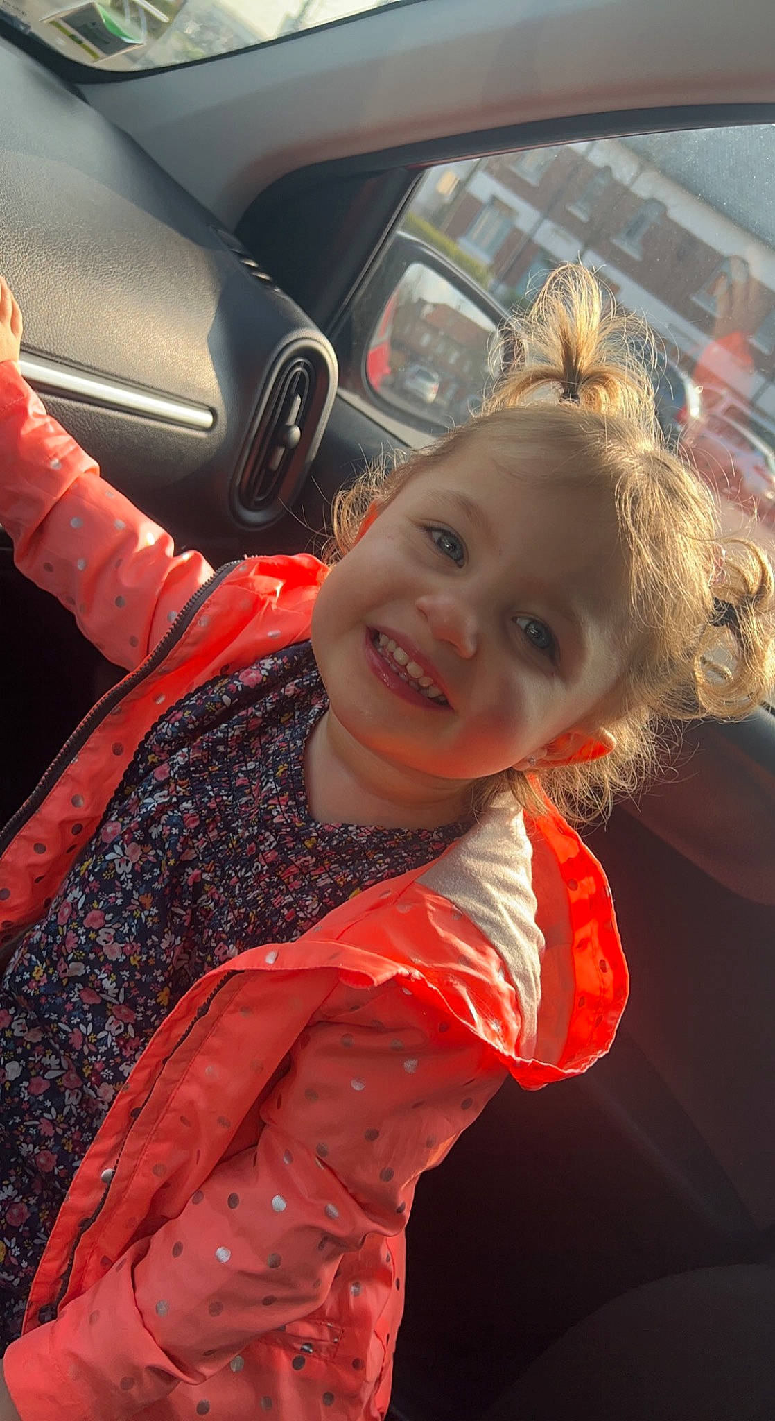 Elyana a rejoint le concours — aidez-le/la à gagner de superbes lots ! auto_part, automotive_design, automotive_exterior, beauty, car, car_seat, child, cool, event, family_car, flash_photography, fun, happy, joy, motor_vehicle, person, personal_luxury_car, smile, steering_wheel, toddler