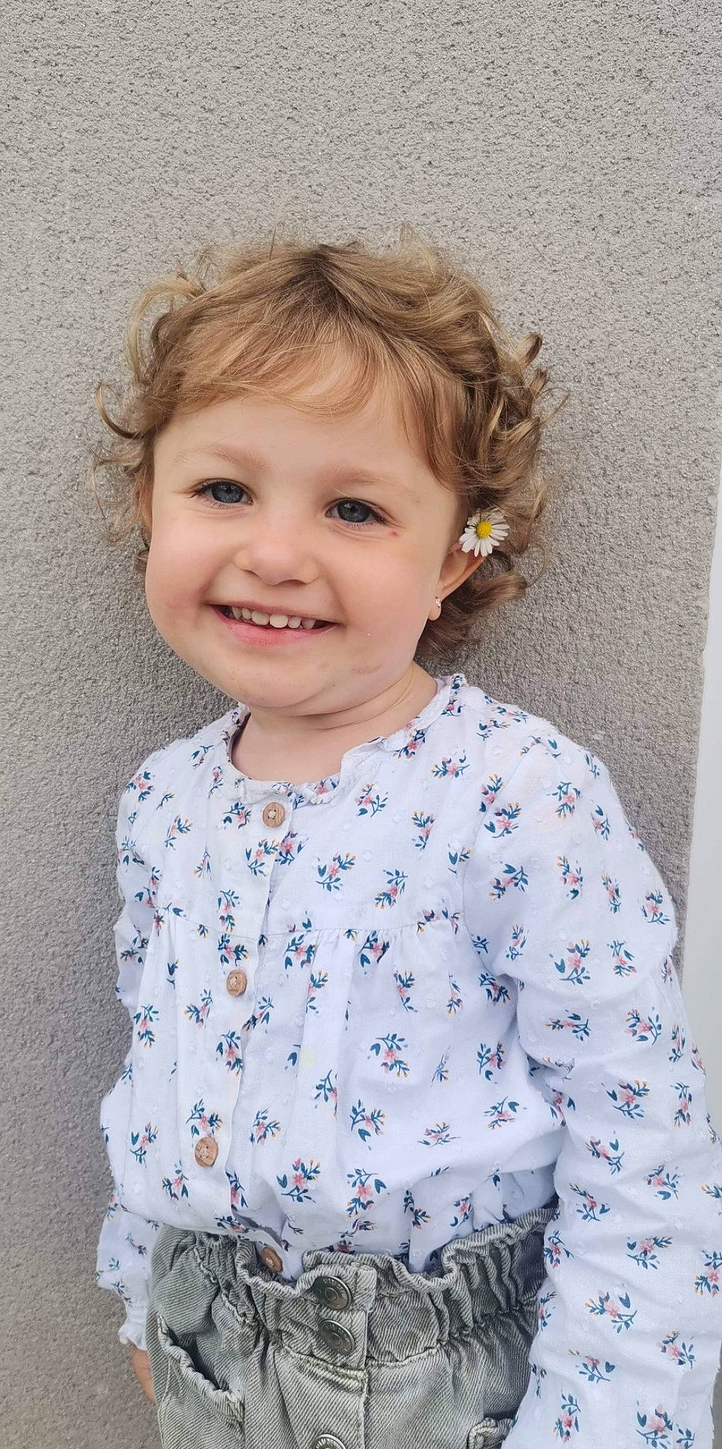 Elyana a rejoint le concours — aidez-le/la à gagner de superbes lots ! baby, baby_toddler_clothing, cheek, child, clothing, eye, face, hairstyle, happy, head, iris, joy, neck, pattern, person, pink, skin, sleeve, smile, standing