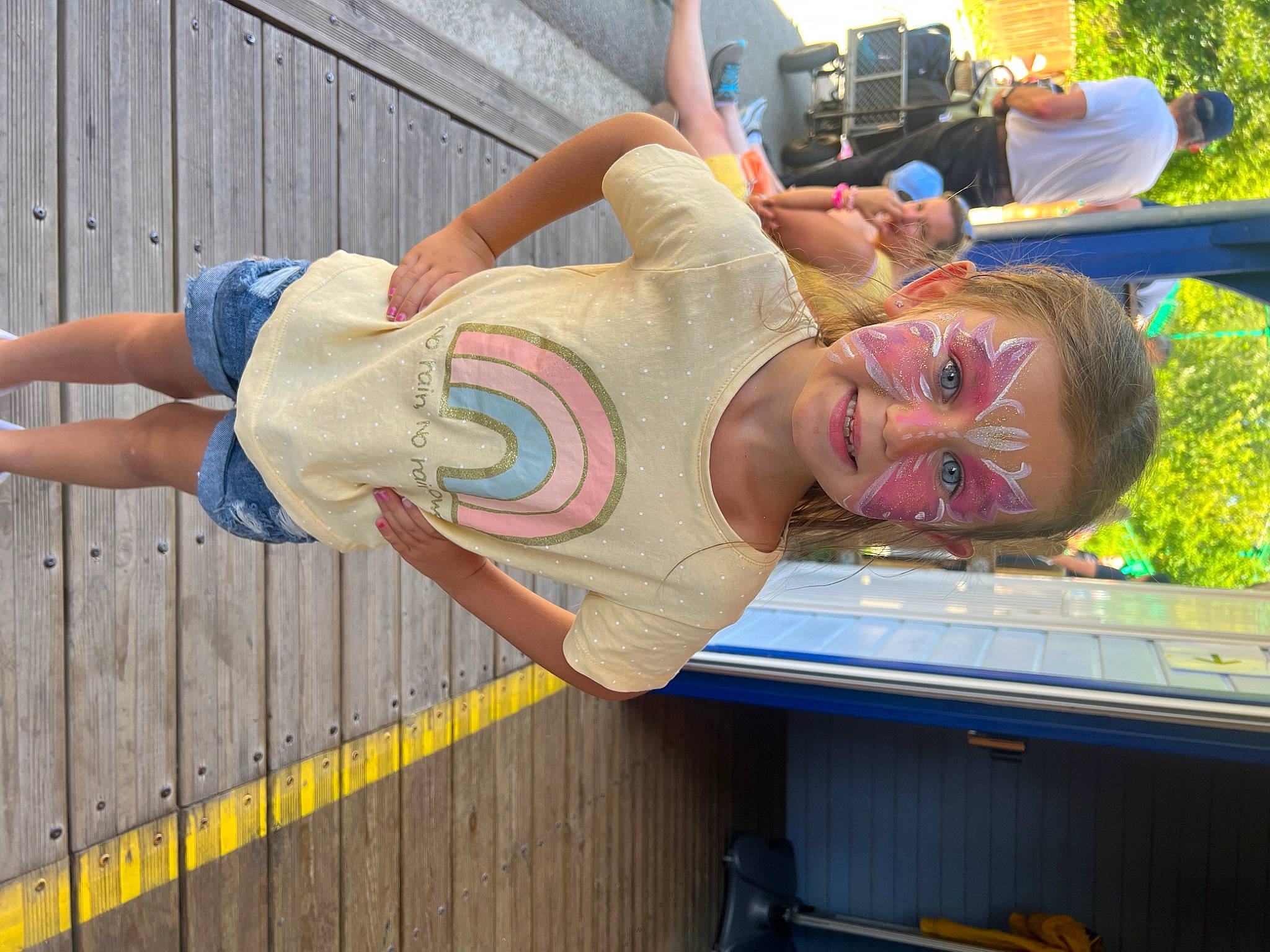 Loriana a rejoint le concours — aidez-le/la à gagner de superbes lots ! abdomen, chest, elbow, eyewear, flesh, fun, hat, human_leg, joint, leisure, person, plant, smile, thigh, trunk, vacation, wood