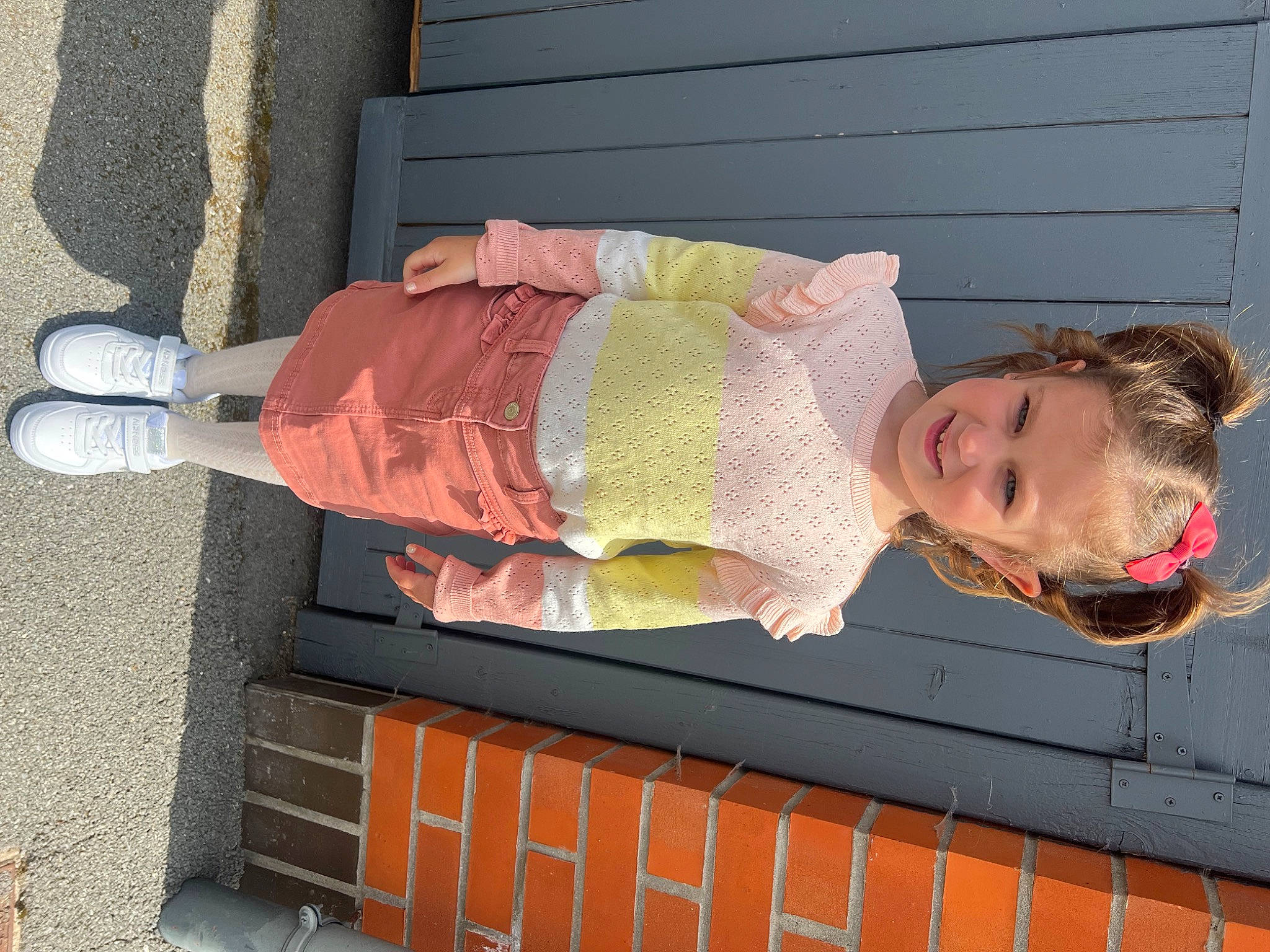 Loriana a rejoint le concours — aidez-le/la à gagner de superbes lots ! child, design, fun, happy, human_leg, joy, pattern, person, smile, toddler, walking_shoe, wall, wood