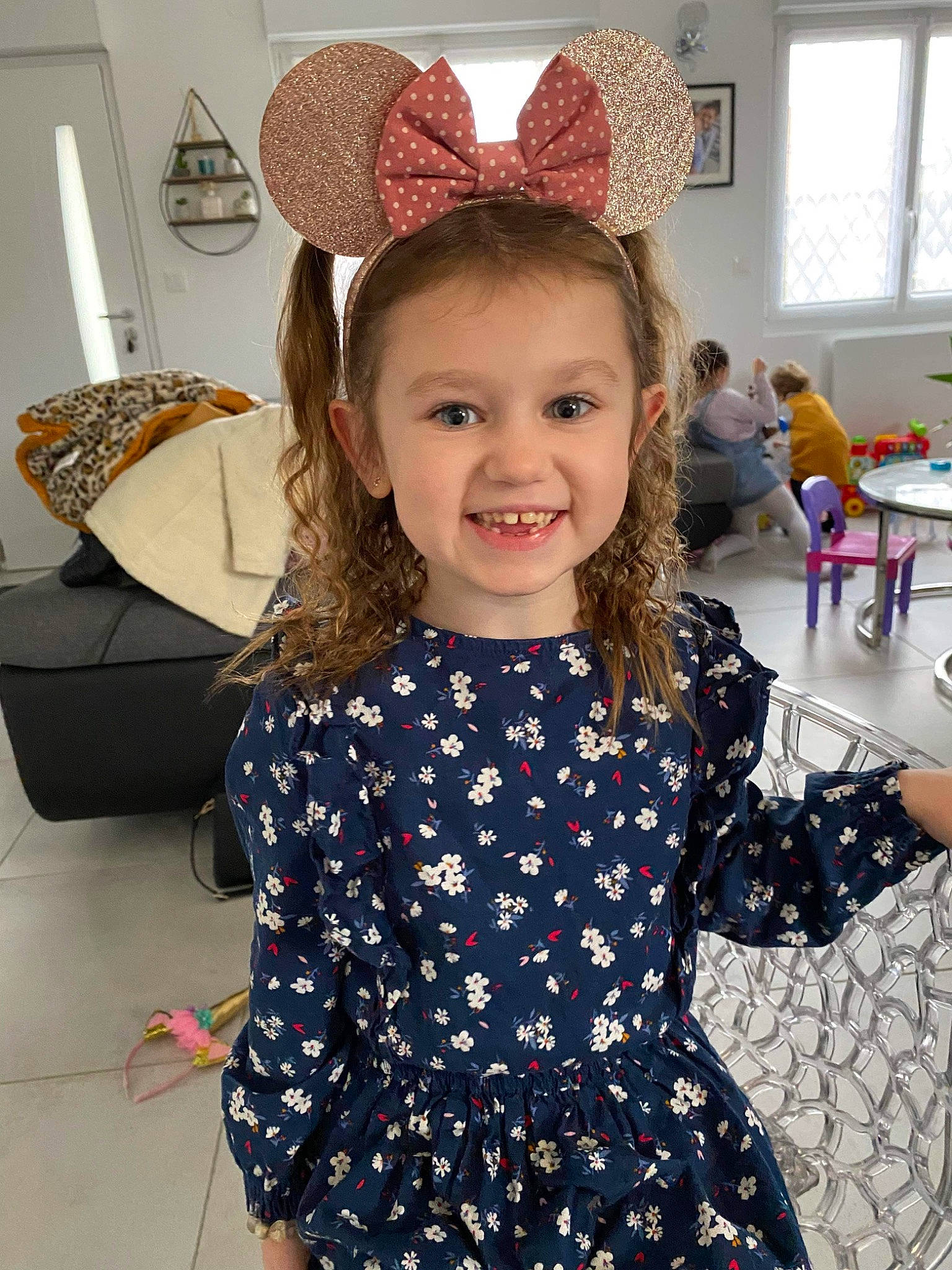 Loriana a rejoint le concours — aidez-le/la à gagner de superbes lots ! baby_toddler_clothing, beauty, blond, chair, child, event, fashion, fashion_design, fun, hairstyle, happy, joy, pattern, person, picture_frame, sleeve, smile, standing, textile, toddler