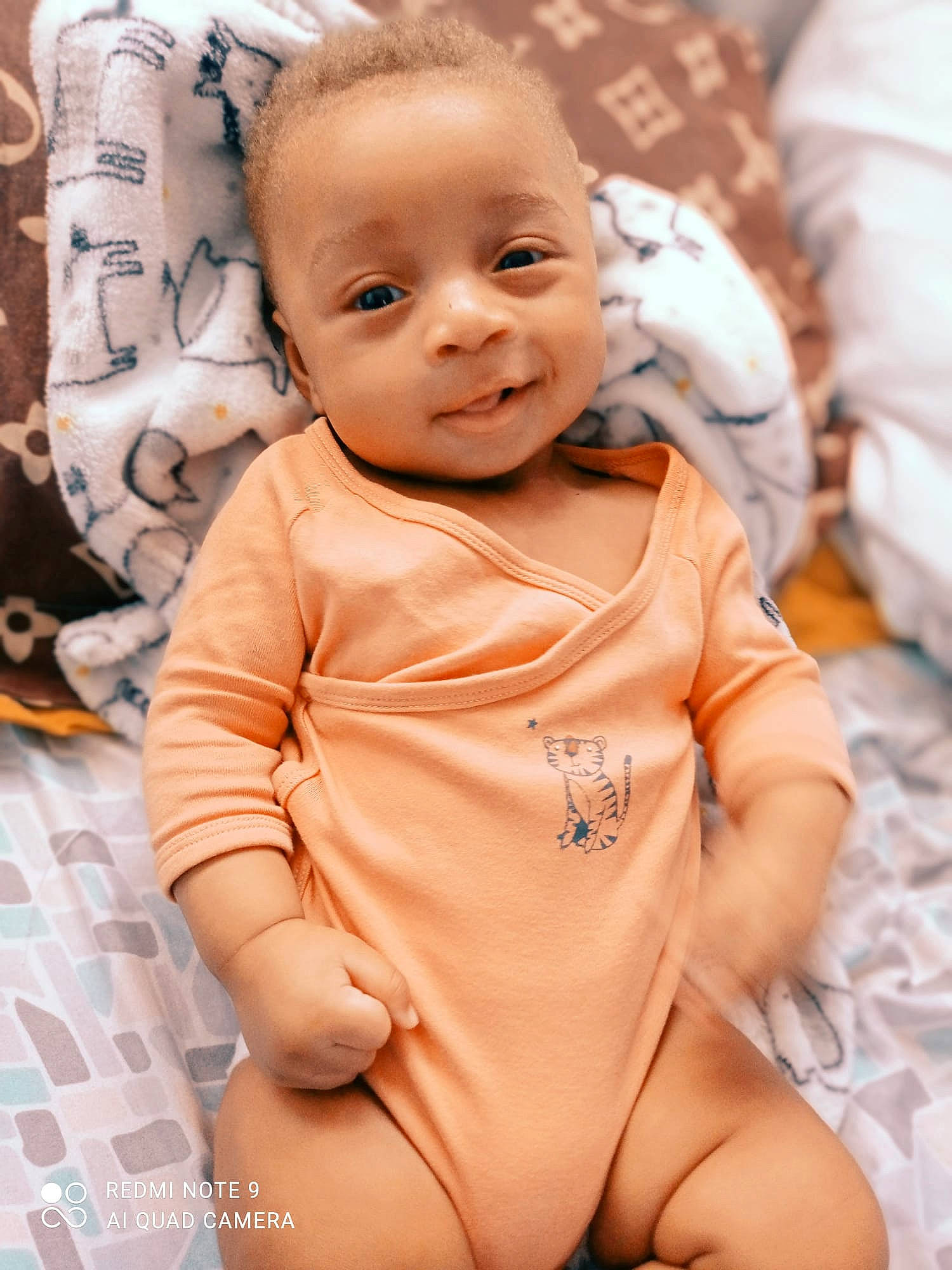 Kyllian Calvin-junior a rejoint le concours — aidez-le/la à gagner de superbes lots ! baby, baby_toddler_clothing, cheek, child, comfort, eye, face, finger, floor, flooring, hairstyle, happy, head, neck, person, skin, sleeve, smile, stomach, thumb