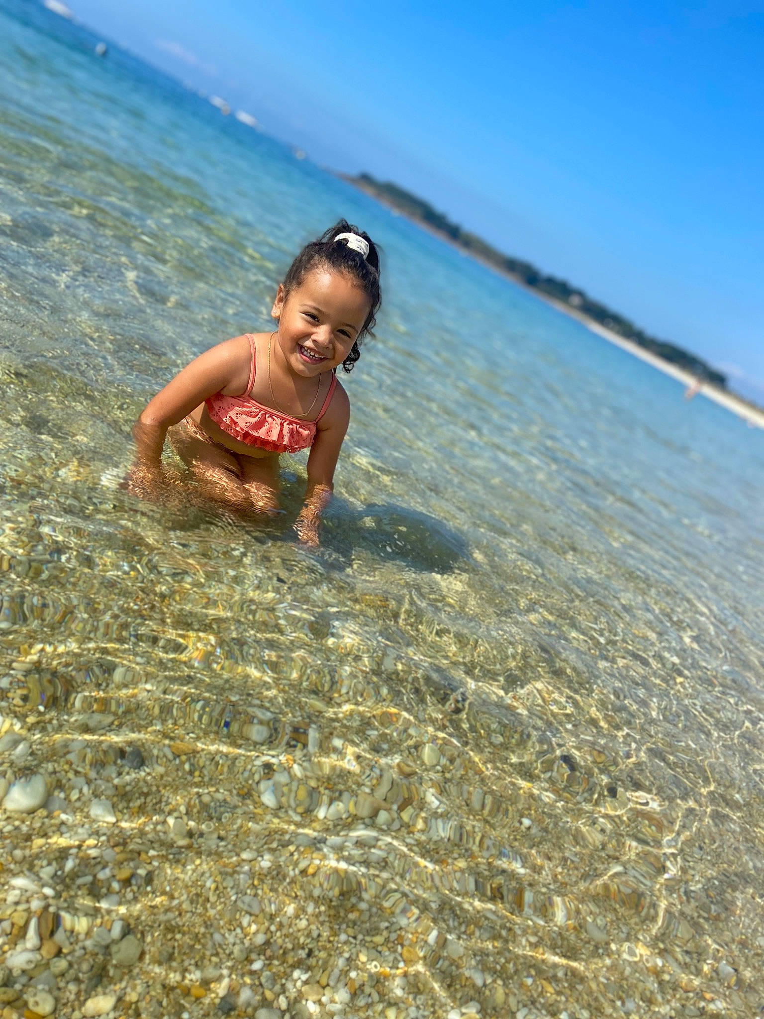 Kamila participe au concours pour gagner de l'argent avec cette photo : beach, cloud, coastal_and_oceanic_landforms, ecoregion, fun, happy, holiday, horizon, joy, landscape, leisure, people_in_nature, people_on_beach, person, recreation, sand, sky, smile, sunlight, toddler