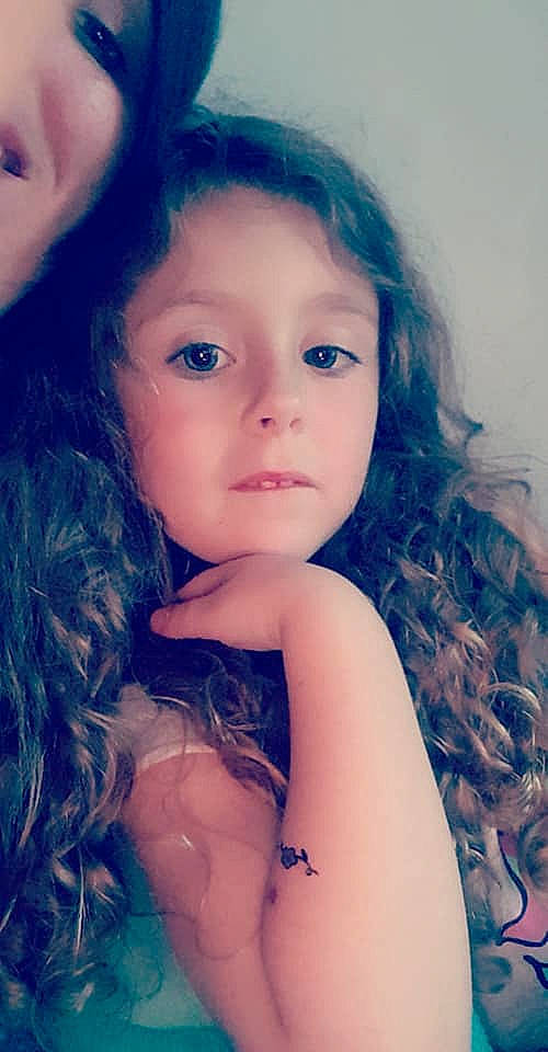 Zoé participe au concours pour gagner de l'argent avec cette photo : beauty, cheek, child, child_model, chin, eye, eyebrow, face, forehead, hair, hairstyle, head, iris, lip, long_hair, nose, person, selfie, skin, smile