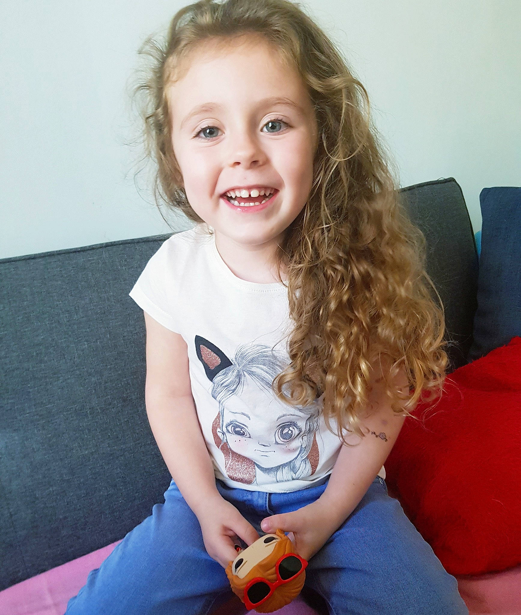 Zoé a rejoint le concours — aidez-le/la à gagner de superbes lots ! arm, blond, child, child_model, face, happy, joy, person, play, sitting, sleeve, smile, t_shirt, toddler, tooth