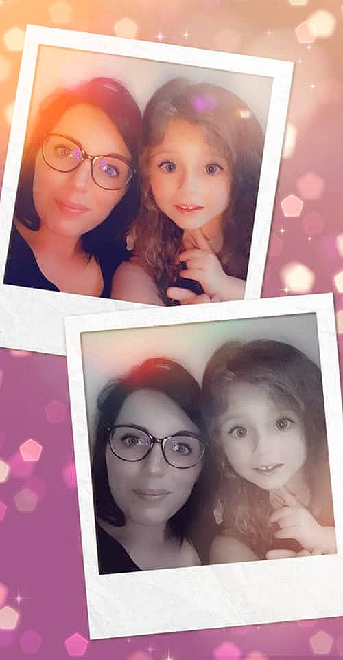 Zoé a rejoint le concours — aidez-le/la à gagner de superbes lots ! art, cheek, child, daughter, face, fun, glasses, head, mother, nose, person, photography, photomontage, pink, selfie, smile, snapshot