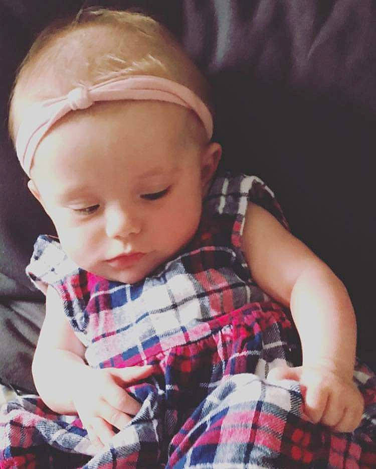 Laora a rejoint le concours — aidez-le/la à gagner de superbes lots ! baby, cheek, child, design, ear, eye, face, hand, head, headgear, lip, nose, pattern, person, photography, plaid, sitting, skin, tartan, textile