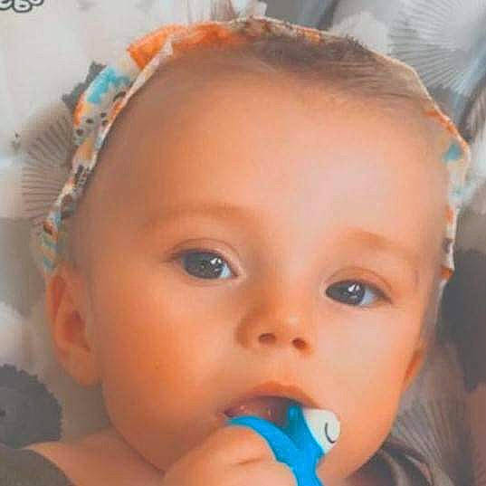 Laora participe au concours pour gagner de l'argent avec cette photo : baby, beauty, cheek, child, ear, eating, eye, eyebrow, face, forehead, head, lip, mouth, nose, organ, person, product, skin, smile, toddler