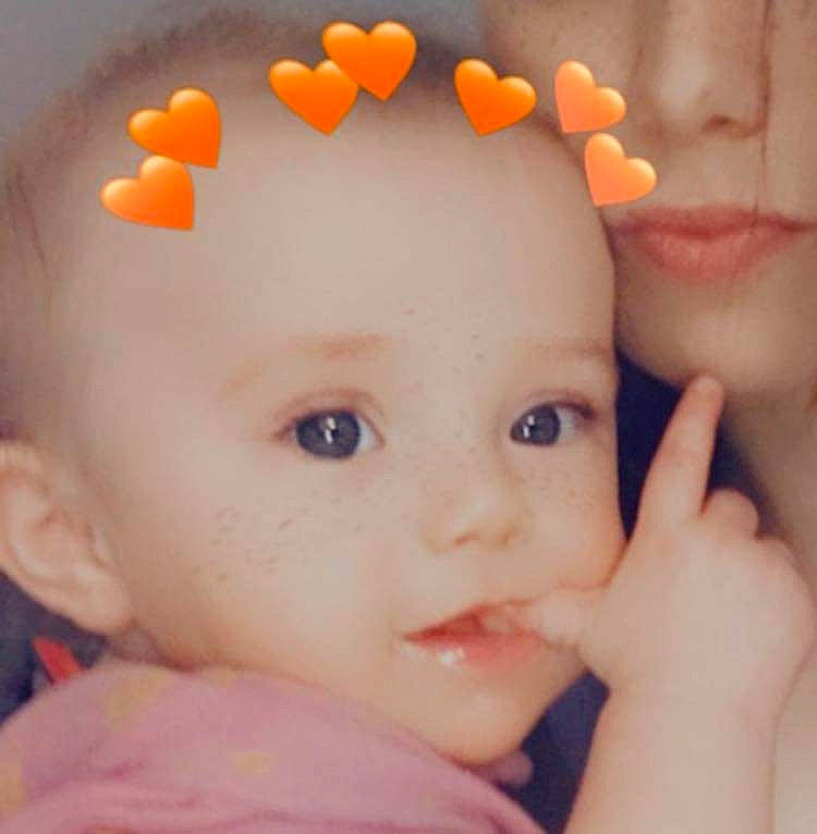 Laora a rejoint le concours — aidez-le/la à gagner de superbes lots ! baby, beauty, cheek, child, chin, close_up, ear, eye, face, finger, forehead, hand, head, lip, nose, orange, person, skin, smile, toddler