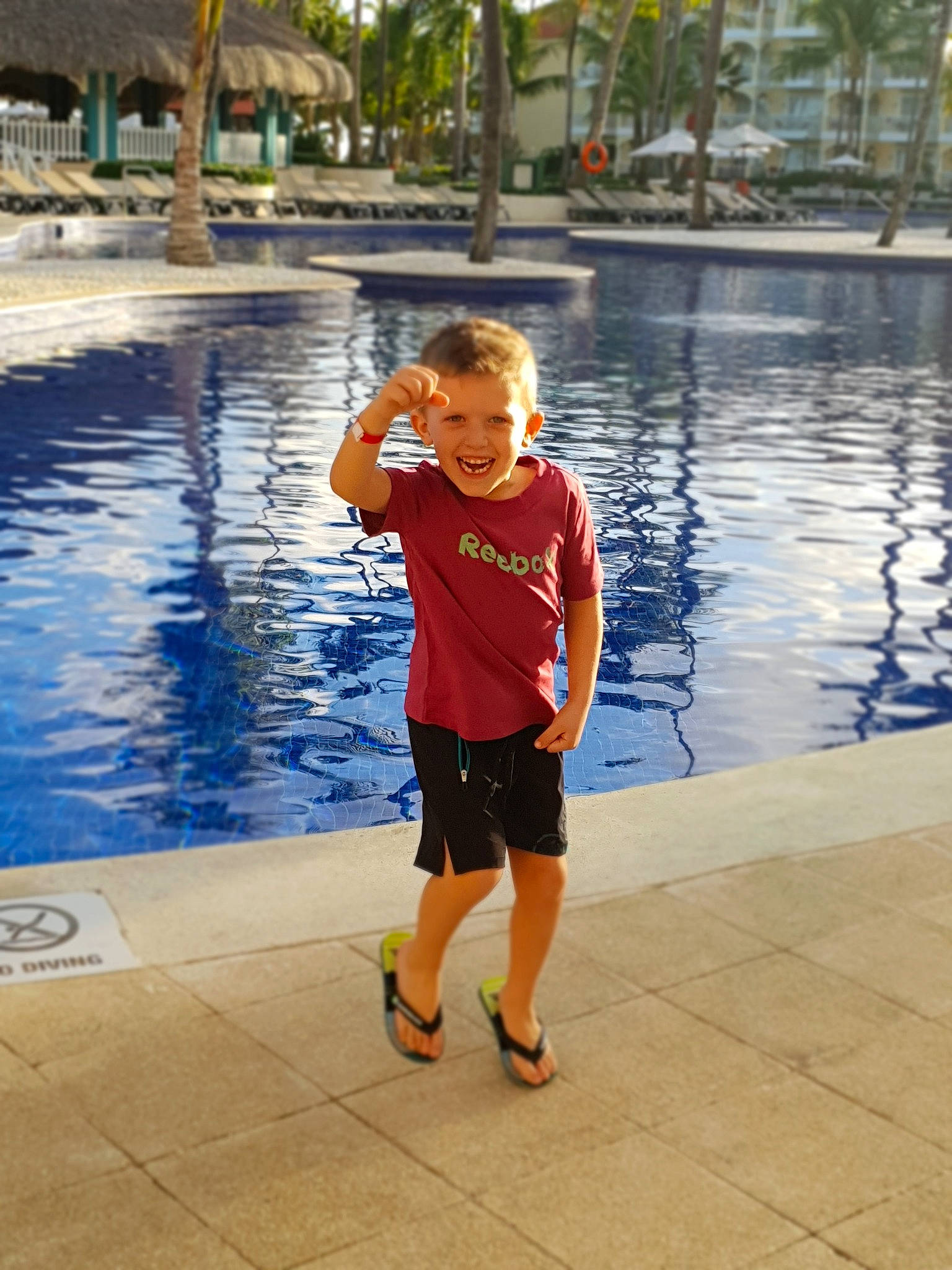 Soan a rejoint le concours — aidez-le/la à gagner de superbes lots ! child, fun, joint, joy, leg, leisure, person, play, recreation, summer, swimming_pool, t_shirt, toddler, tourism, vacation, water