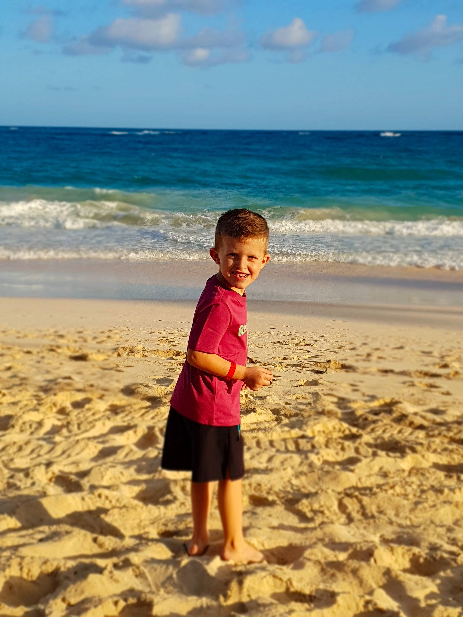 Soan participe au concours pour gagner de l'argent avec cette photo : bay, beach, child, cloud, coast, coastal_and_oceanic_landforms, fun, holiday, horizon, joy, ocean, person, play, sand, sea, shore, sky, summer, toddler, vacation