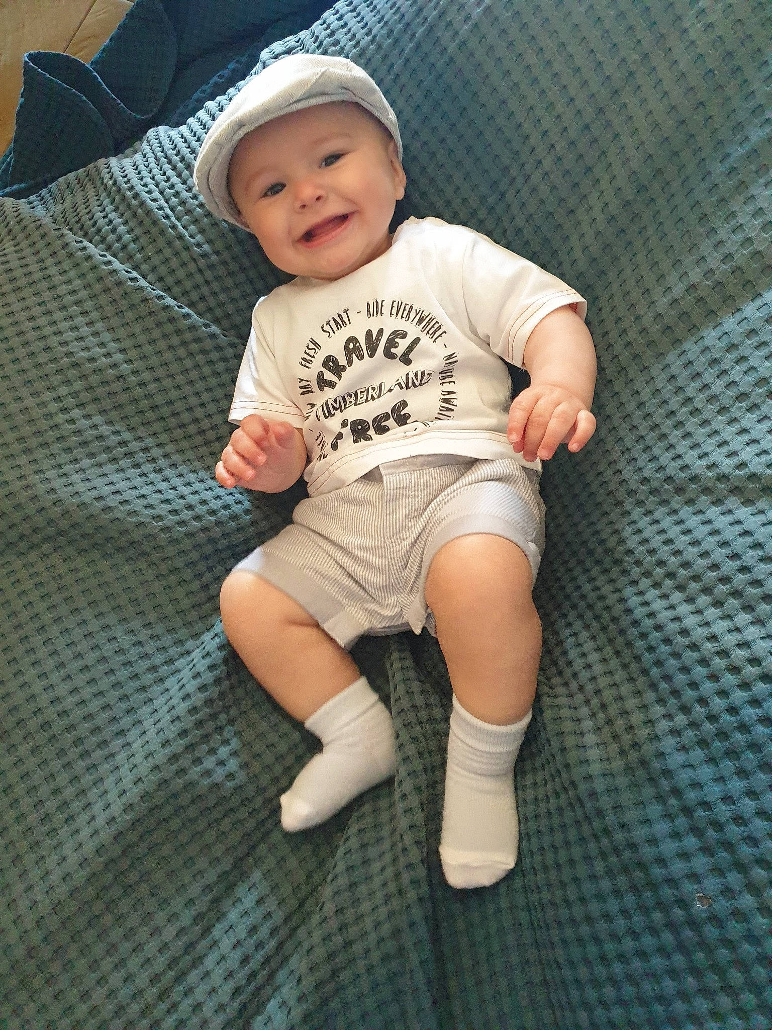 Adonis a rejoint le concours — aidez-le/la à gagner de superbes lots ! baby, child, headwear, joy, knee, leg, person, sitting, skin, smile, t_shirt, toddler