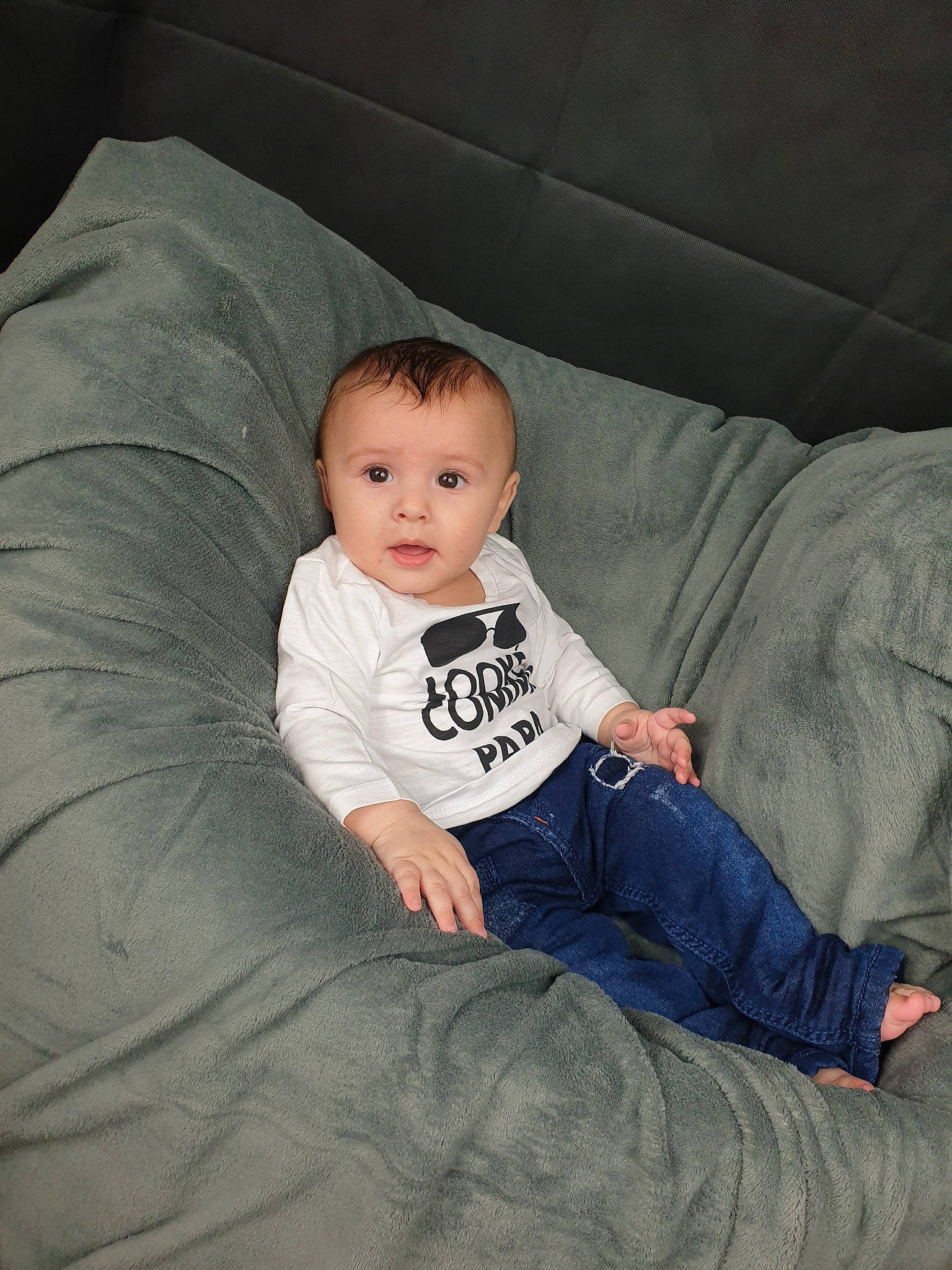 Adonis participe au concours pour gagner de l'argent avec cette photo : baby, child, comfort, eye, finger, furniture, leg, person, sitting, skin, toddler