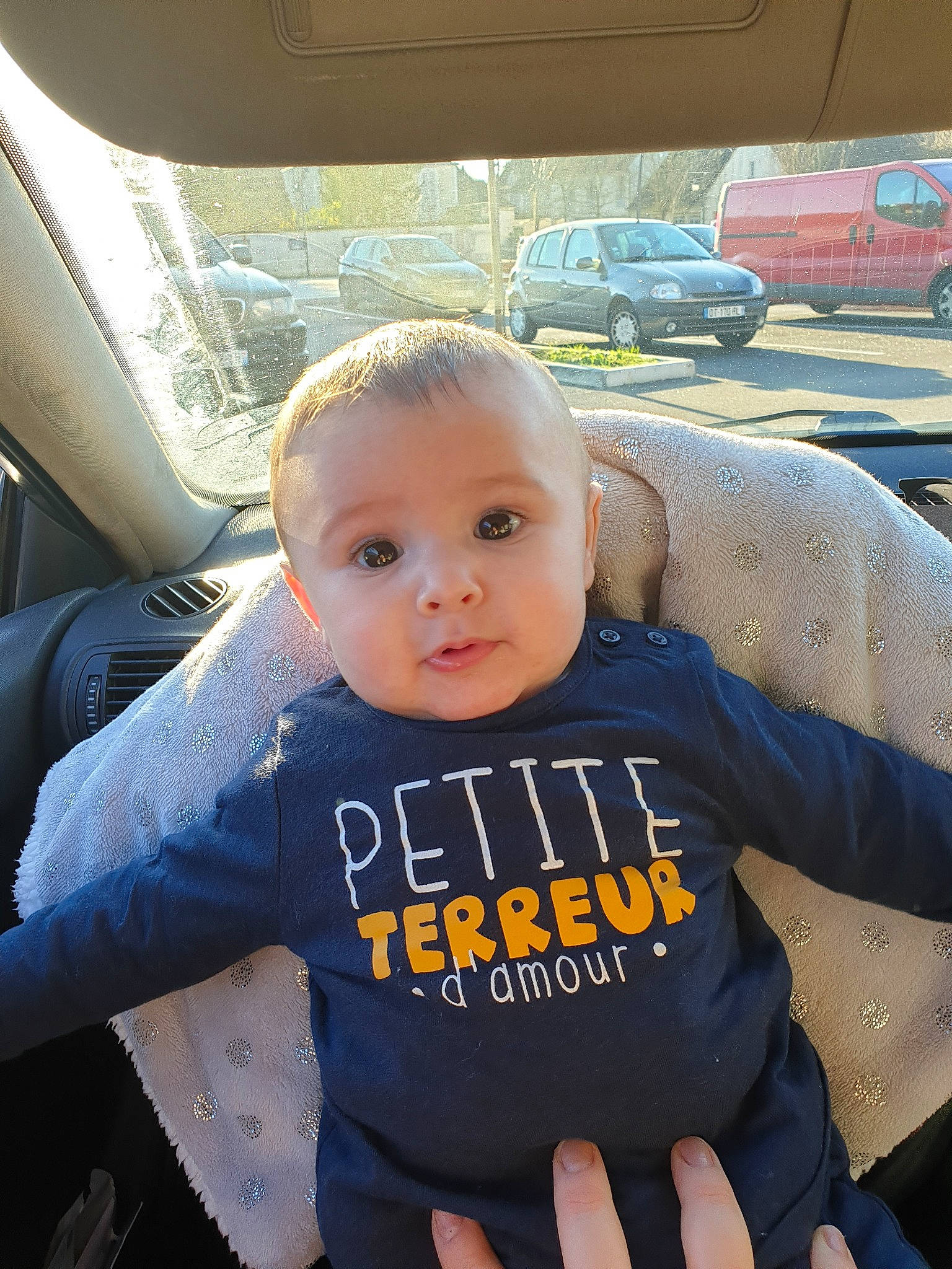 Adonis a rejoint le concours — aidez-le/la à gagner de superbes lots ! car, car_seat, child, cool, person, t_shirt, toddler