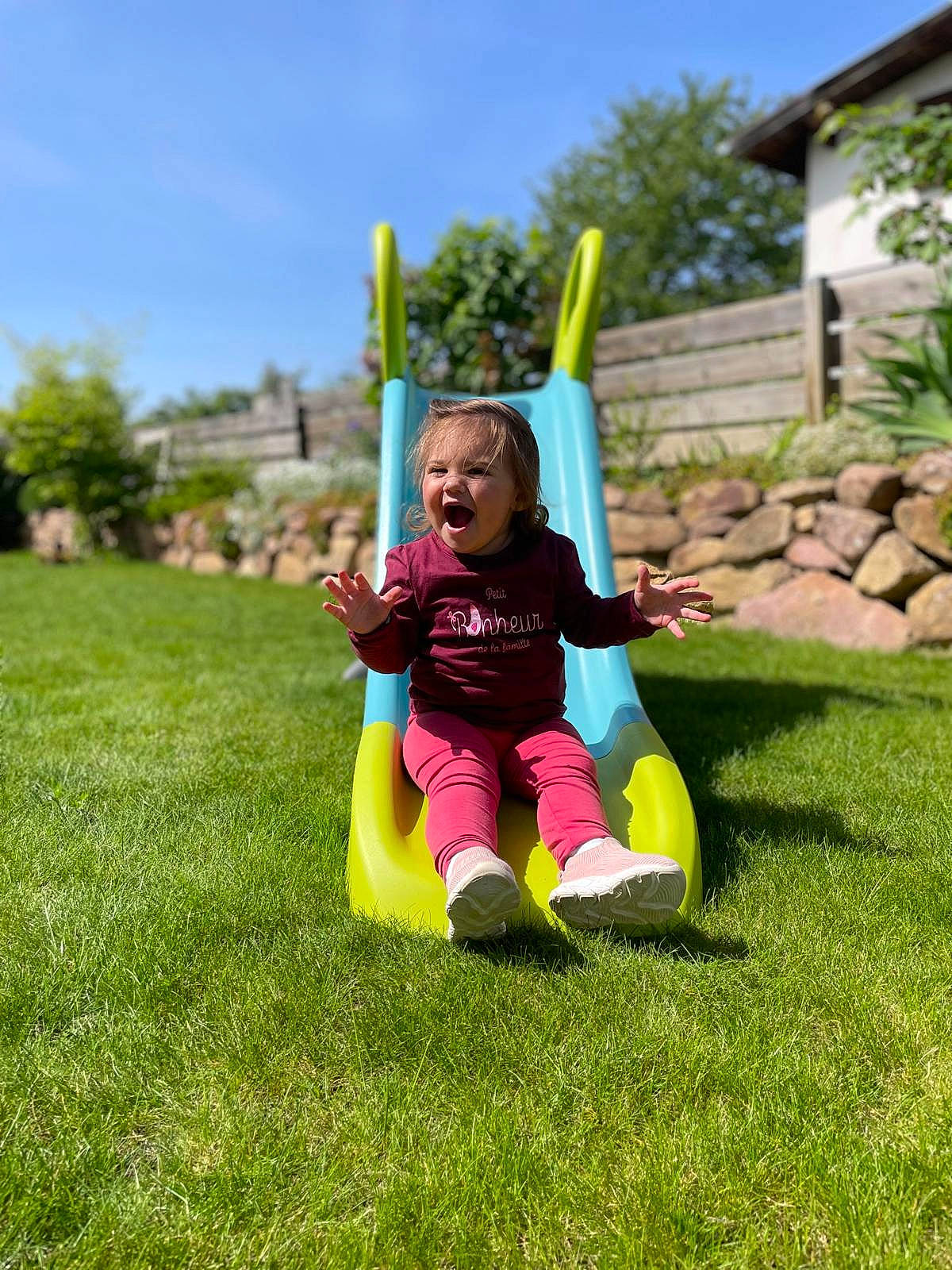 Léna a rejoint le concours — aidez-le/la à gagner de superbes lots ! baby, city, fun, garden, grass, grassland, happy, landscape, leisure, people_in_nature, person, plant, play, recreation, shorts, sitting, sky, t_shirt, toddler, tree