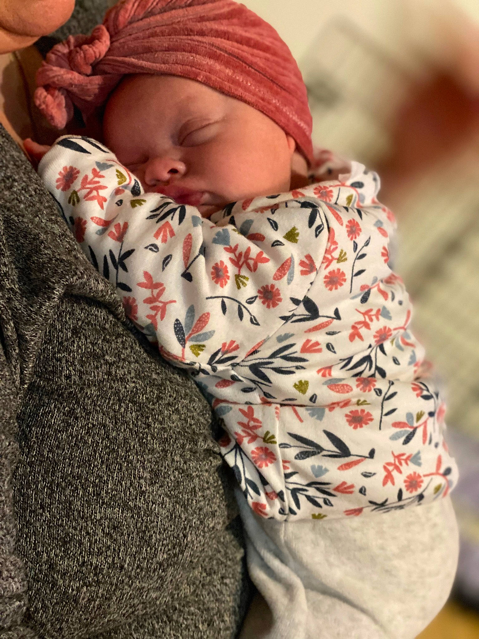 Octavia a rejoint le concours — aidez-le/la à gagner de superbes lots ! baby, baby_products, baby_sleeping, baby_toddler_clothing, cap, carmine, comfort, face, fur, headwear, human_leg, knit_cap, linens, lip, pattern, person, plant, skin, sleeve, textile