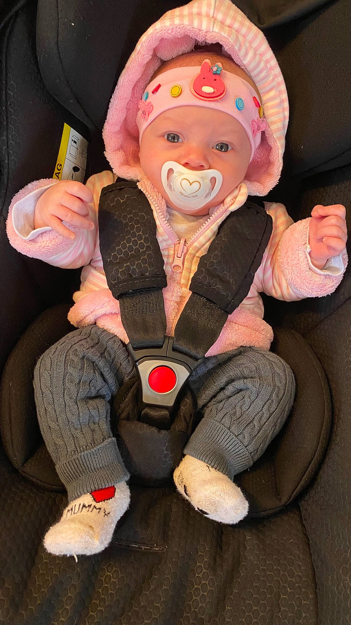 Octavia participe au concours pour gagner de l'argent avec cette photo : cap, costume, costume_hat, entertainment, finger, fun, fur, happy, hat, headwear, lap, leg, mascot, person, personal_protective_equipment, pink, plush, shoe, sitting, smile
