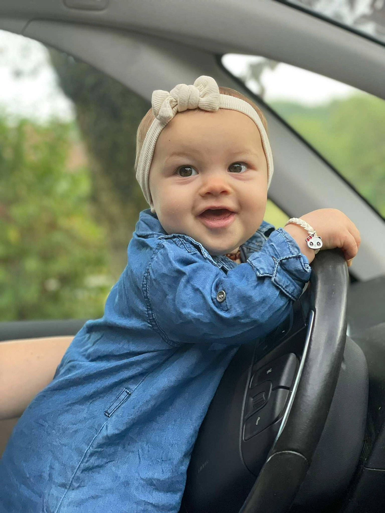 Octavia a rejoint le concours — aidez-le/la à gagner de superbes lots ! auto_part, automotive_design, automotive_exterior, baby, baby_toddler_clothing, child, electric_blue, face, family_car, happy, headwear, luxury_vehicle, motor_vehicle, person, personal_luxury_car, plant, smile, steering_wheel, toddler, tree