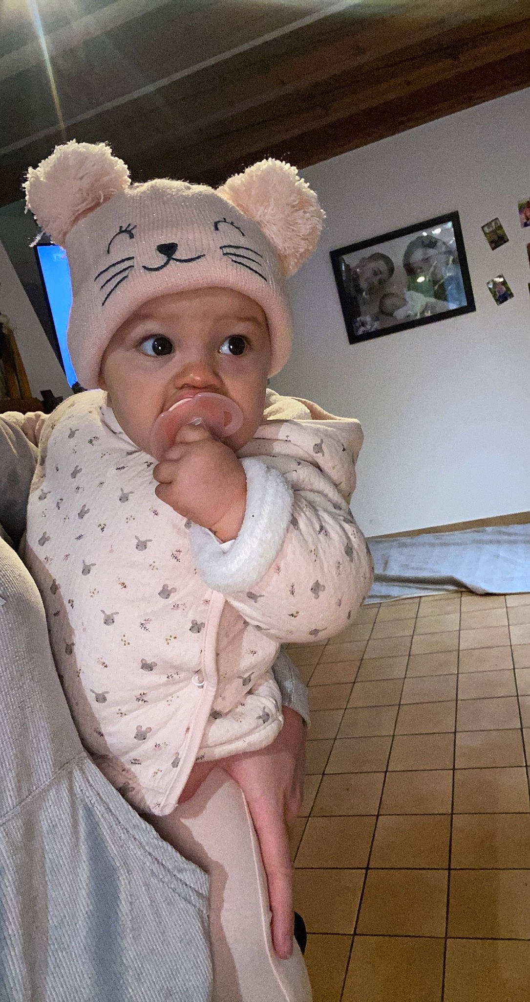 Octavia a rejoint le concours — aidez-le/la à gagner de superbes lots ! baby, baby_toddler_clothing, blurred, cap, cheek, child, collar, comfort, event, fashion_accessory, flooring, gesture, happy, headgear, headwear, lip, pattern, person, picture_frame, sitting