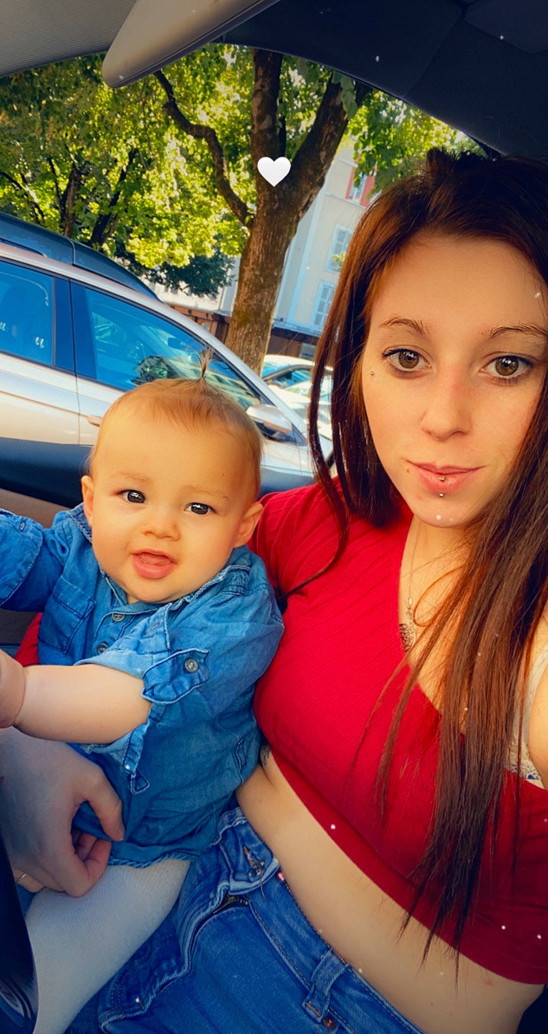 Octavia participe au concours pour gagner de l'argent avec cette photo : baby, beauty, car, event, eye, facial_expression, fun, grass, happy, iris, jewellery, leisure, lip, person, plant, sitting, skin, t_shirt, toddler, tree