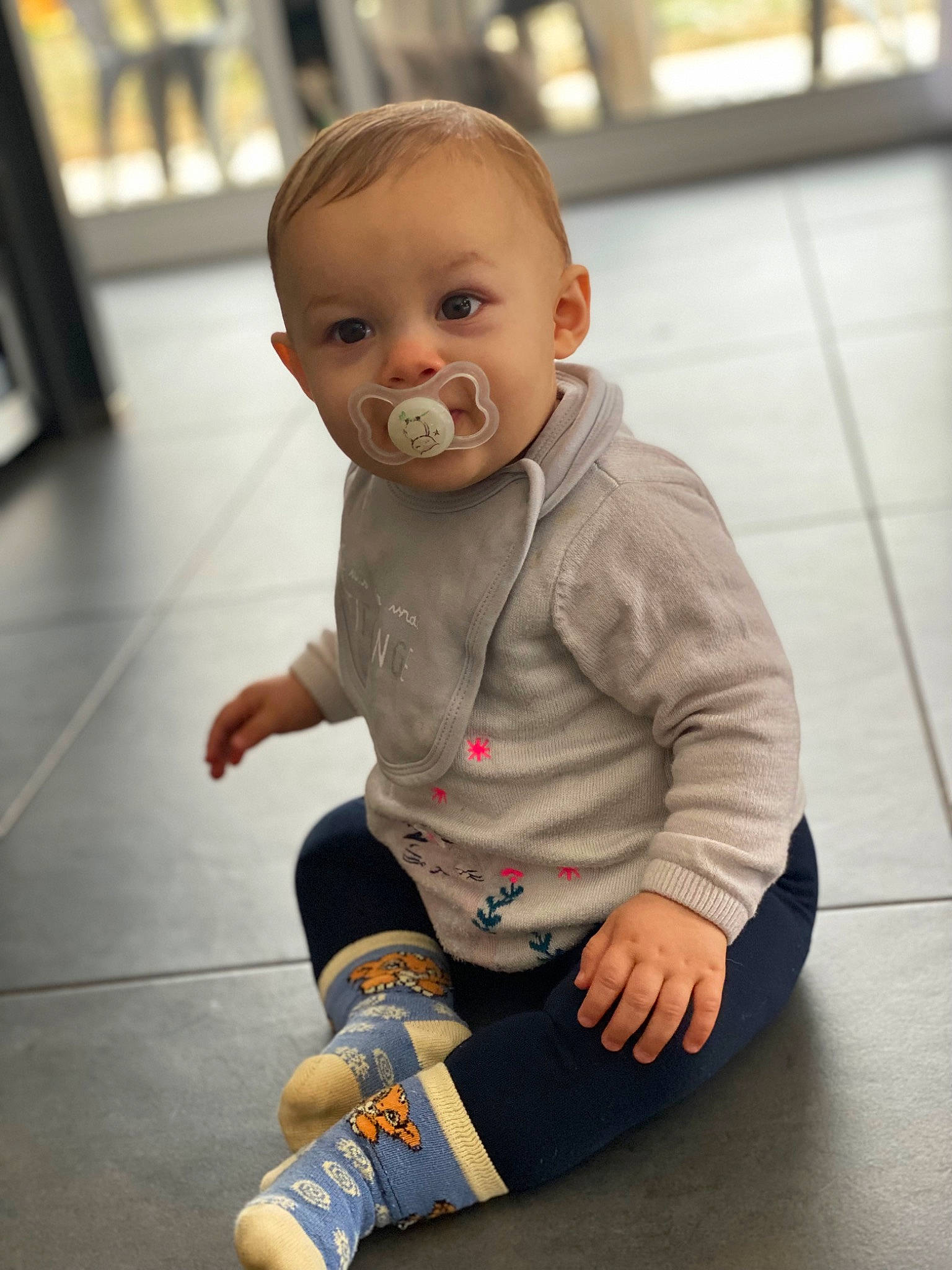 Octavia a rejoint le concours — aidez-le/la à gagner de superbes lots ! baby, baby_toddler_clothing, cheek, child, floor, flooring, fun, happy, hardwood, human_leg, iris, joint, knee, nose, person, skin, sleeve, sock, standing, toddler