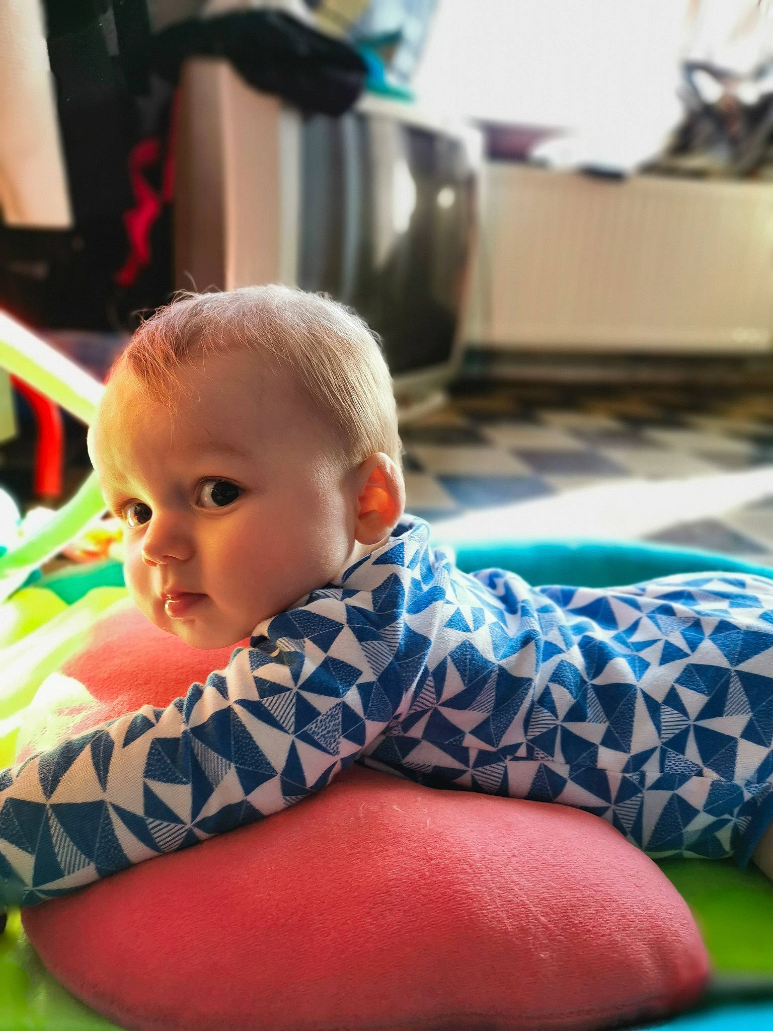 Menzo a rejoint le concours — aidez-le/la à gagner de superbes lots ! baby, child, games, leisure, person, play, sitting, skin, toddler, tummy_time, vacation