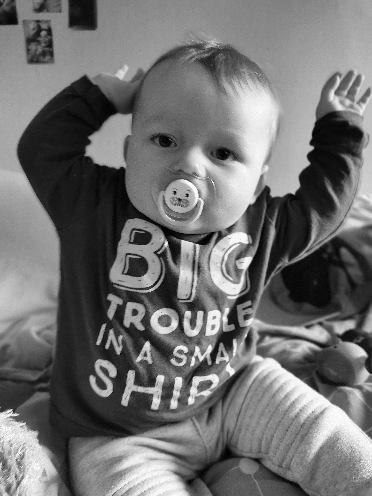 Menzo a rejoint le concours — aidez-le/la à gagner de superbes lots ! baby, black_and_white, cheek, child, facial_expression, happy, joy, laugh, monochrome, monochrome_photography, outerwear, person, photograph, photography, portrait, portrait_photography, sitting, sleeve, smile, style