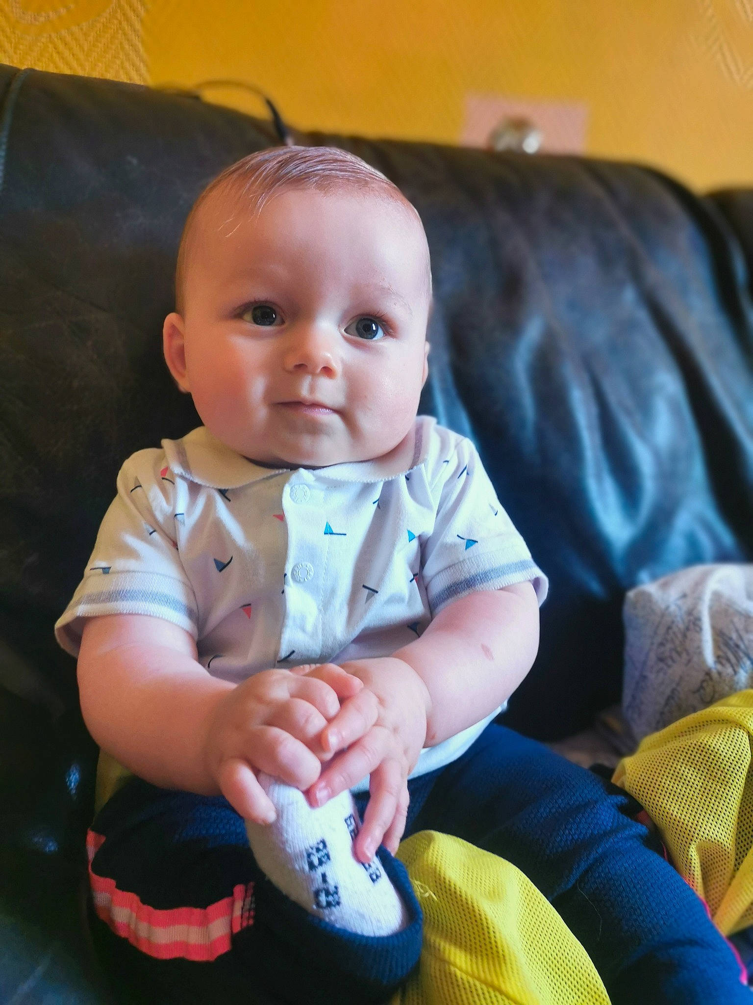 Menzo participe au concours pour gagner de l'argent avec cette photo : baby, baby_products, baby_toddler_clothing, cheek, child, finger, nose, person, play, product, shoe, sitting, skin, smile, toddler