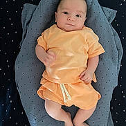 Luca a rejoint le concours — aidez-le/la à gagner de superbes lots ! baby, infant, child, peach_clothing, blanket, blue_blanket, star_pattern, lying_down, soft_fabric, cute, portrait, indoors, newborn, smiling, human, person, relaxing, comfort, sleepwear, toddler