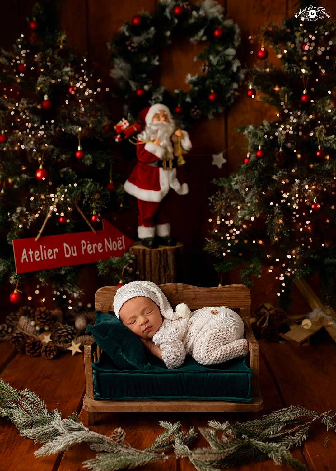 Raphaël a rejoint le concours — aidez-le/la à gagner de superbes lots ! beanie, christmas, christmas_decoration, christmas_eve, christmas_lights, christmas_ornament, christmas_tree, conifer, event, fictional_character, headwear, holiday, holiday_ornament, interior_design, knit_cap, ornament, person, pine_family, santa_claus, tradition